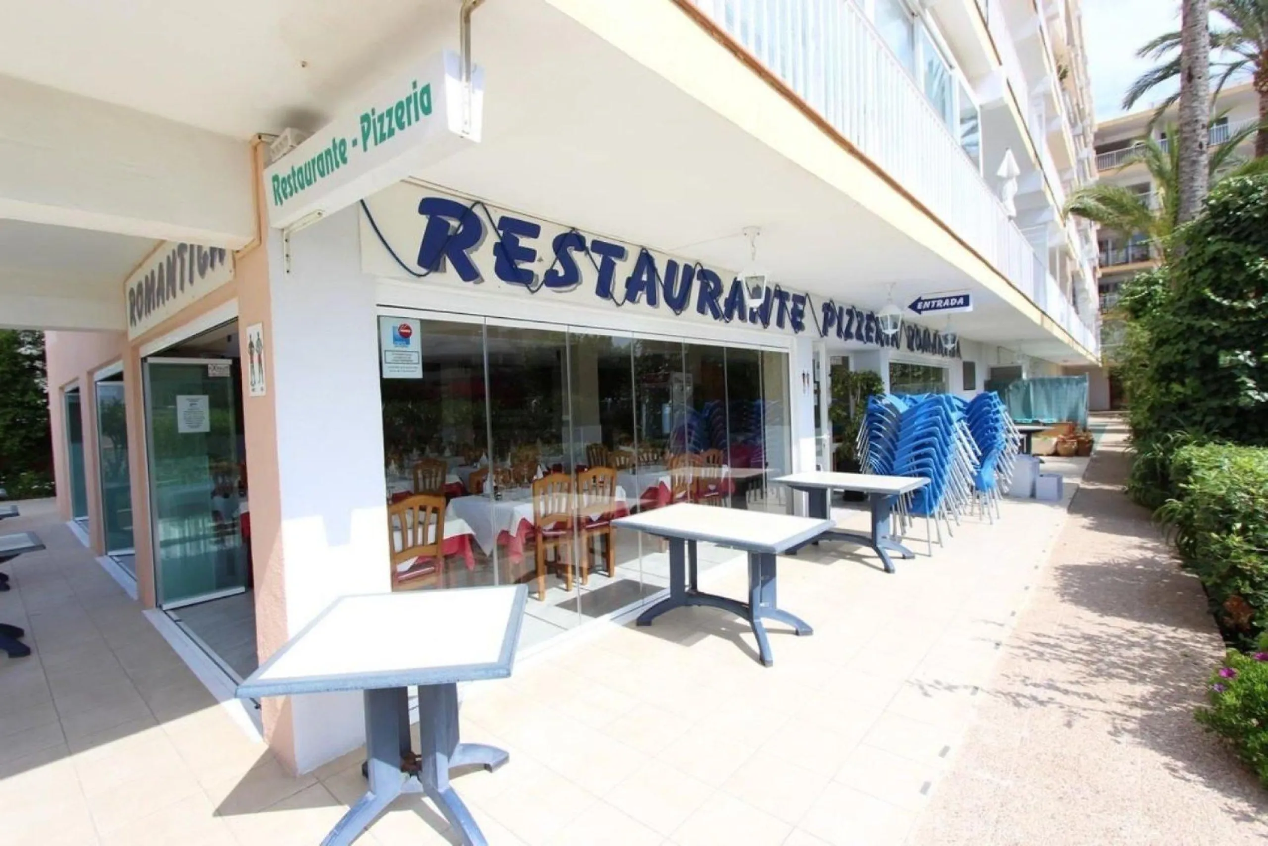 Restaurant-Pizzeria on the Frontline of Arenal-Bol Beach with Terraces Facing the Sea