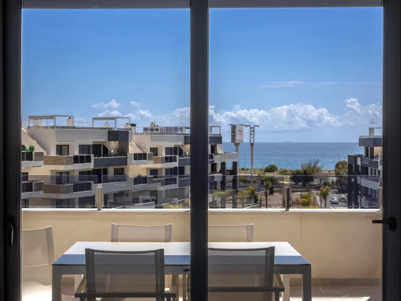 Ático de Lujo en Venta en Playa Flamenca, Orihuela Costa – Diseño Moderno, Vistas al Mar y Solárium Privado
