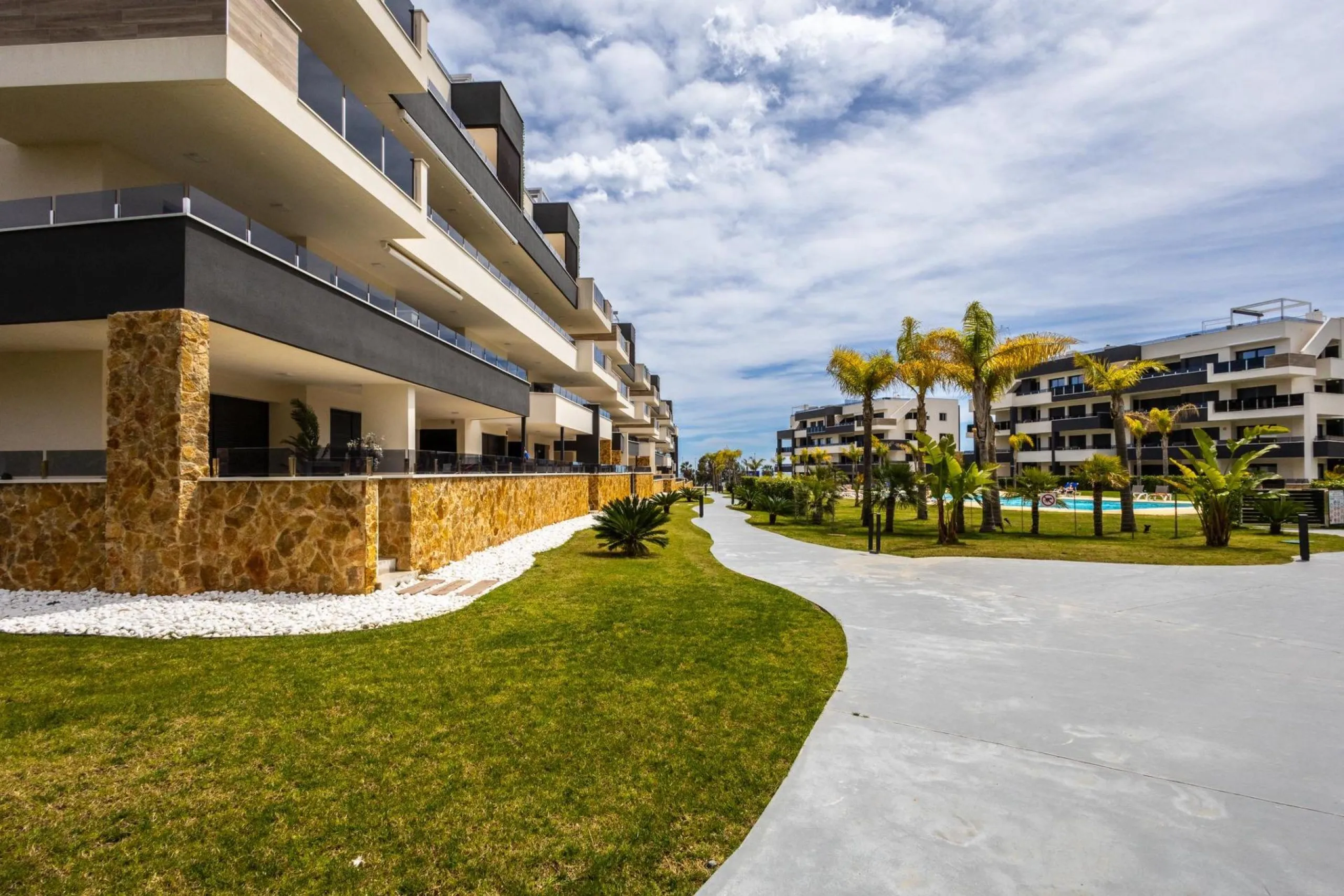 Luxury Penthouse for Sale in Playa Flamenca, Orihuela Costa – Modern Design, Sea Views & Private Solarium