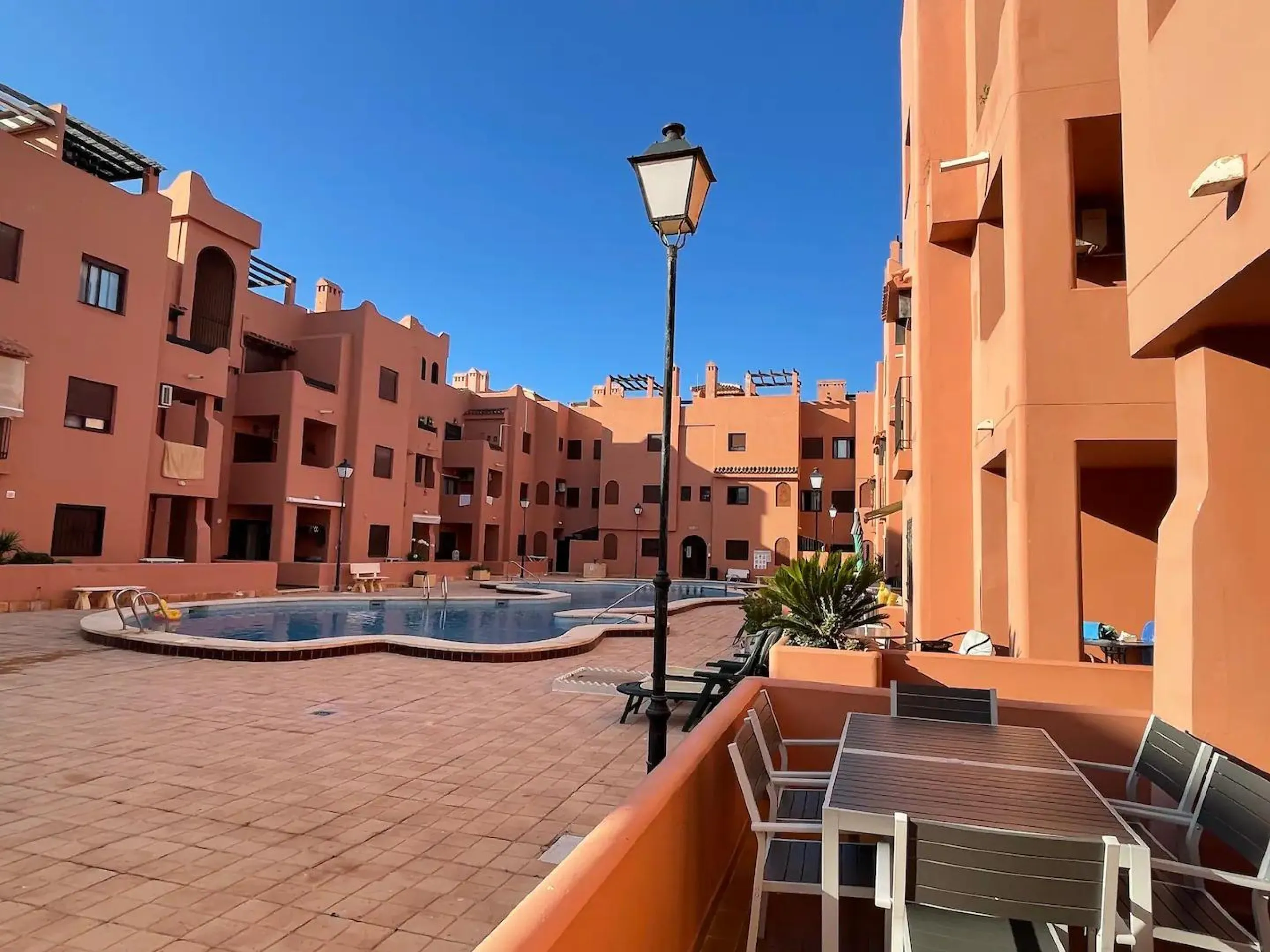 PRIMERA LINEA PLAYA LOS LOCOS, 2 HABS, PISCINA COMUNITARIA 195.000€