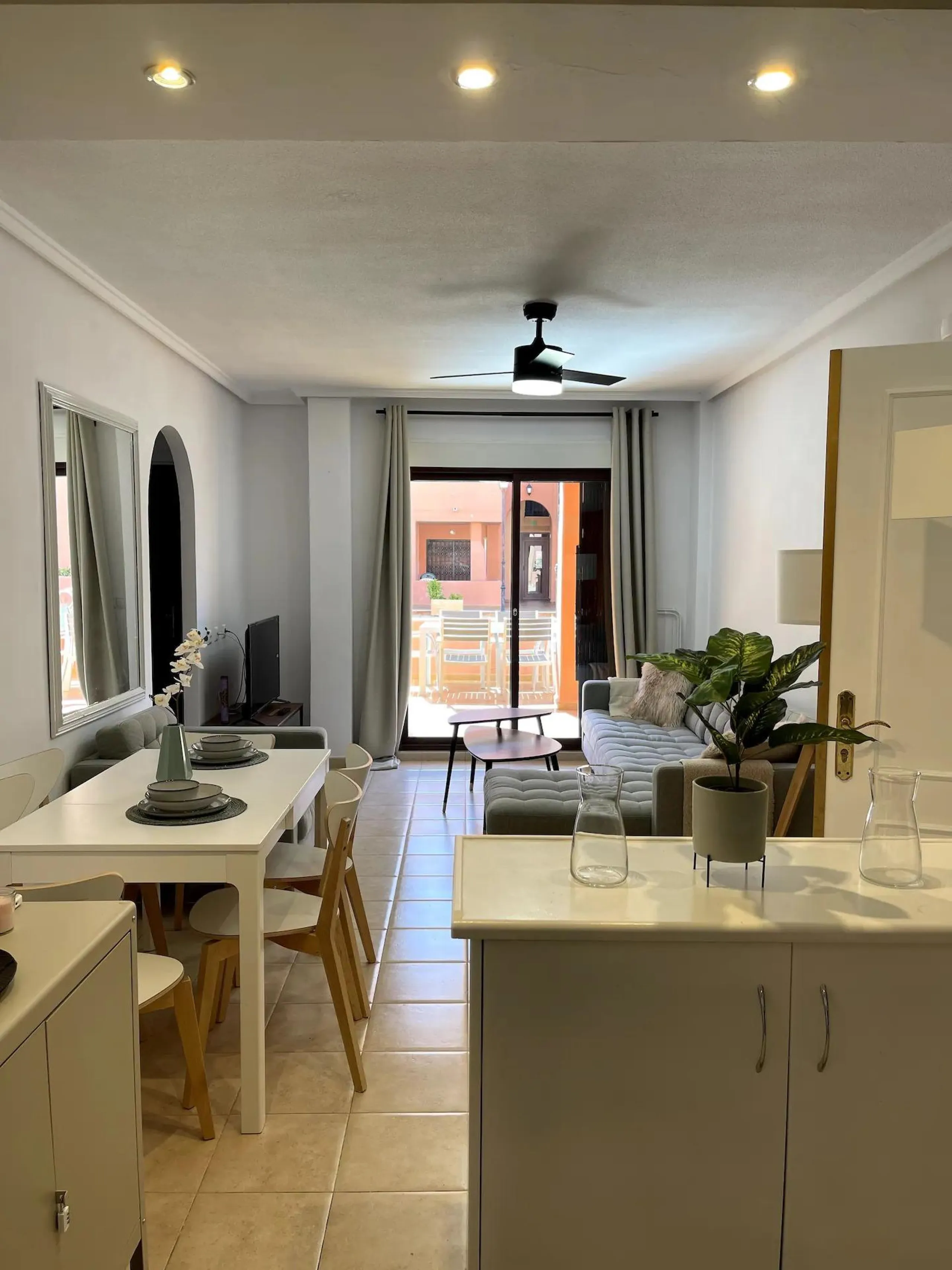 PRIMERA LINEA PLAYA LOS LOCOS, 2 HABS, PISCINA COMUNITARIA 195.000€