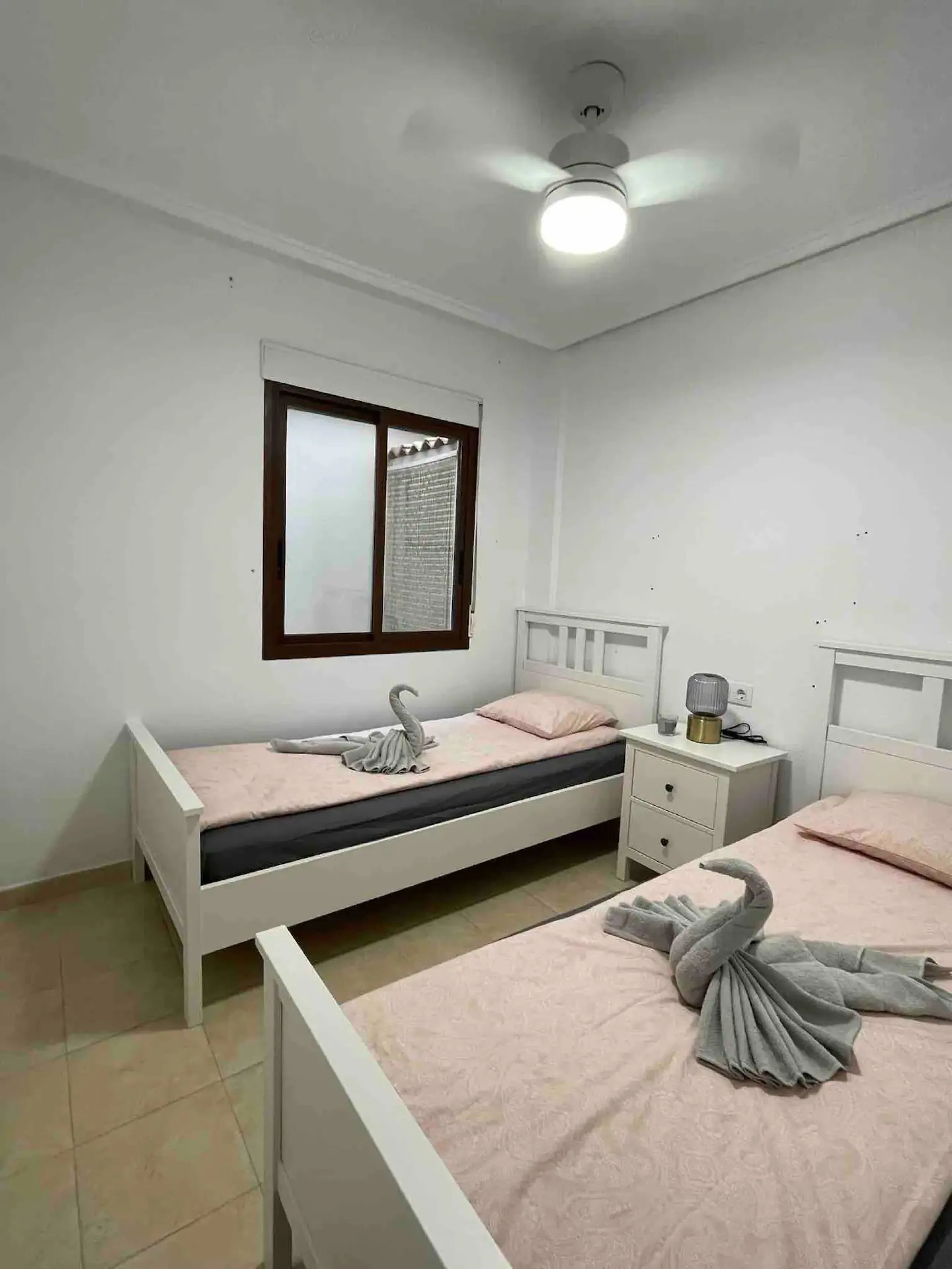 PRIMERA LINEA PLAYA LOS LOCOS, 2 HABS, PISCINA COMUNITARIA 195.000€
