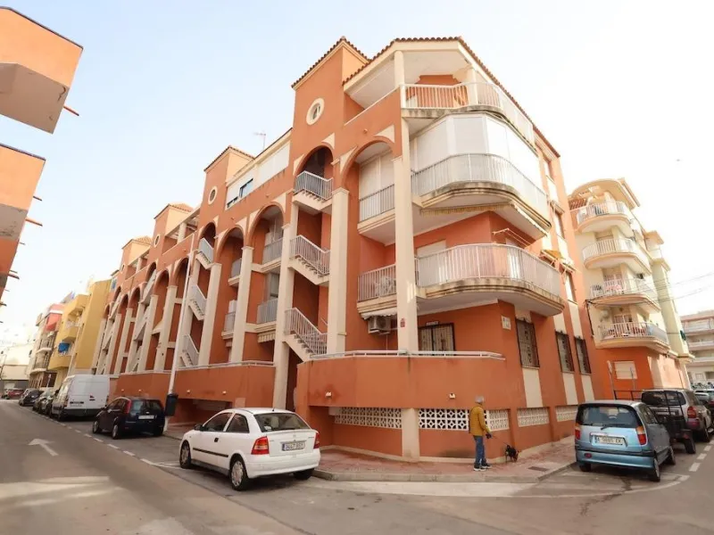 APARTAMENTO A 300 METROS DE PLAYA LA MATA. 3 DORM. 1 BAÑO. SUPERFICIE 67 M2.