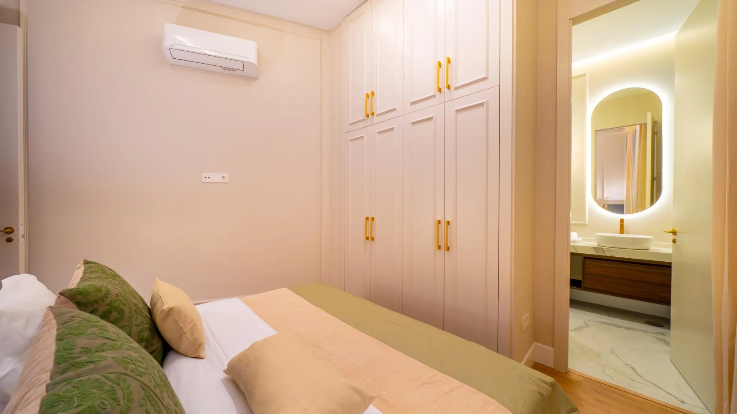 LUXURY REFURBISHED 3-BEDROOM APARTMENT IN CHUECA – 146 M² | MADRID CENTER