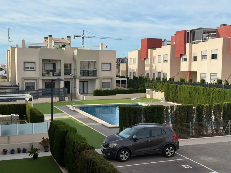 Bungalow en Aguas Nuevas de 2 dormitorios con piscina parking y solárium privado