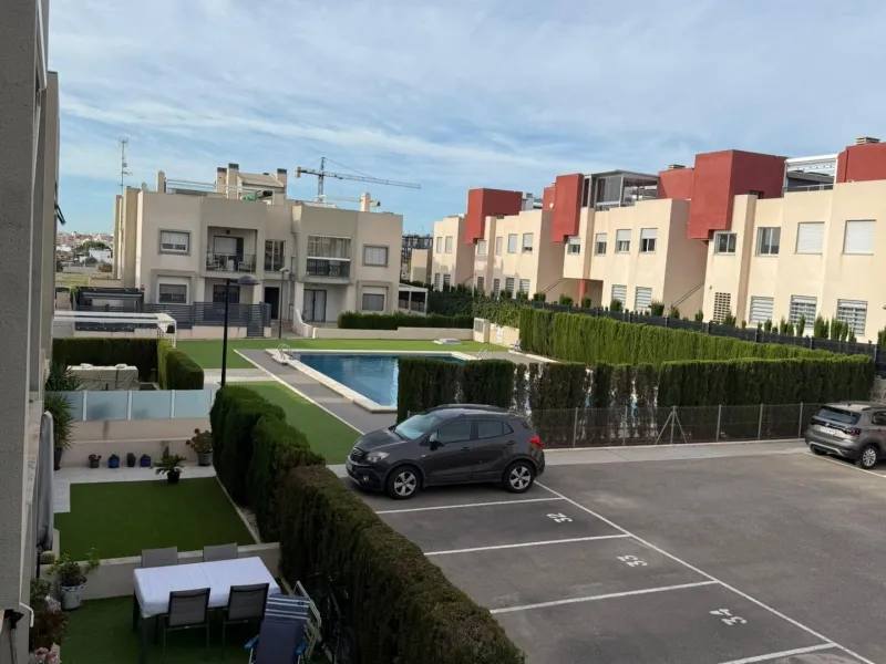 Bungalow en Aguas Nuevas de 2 dormitorios con piscina parking y solárium privado