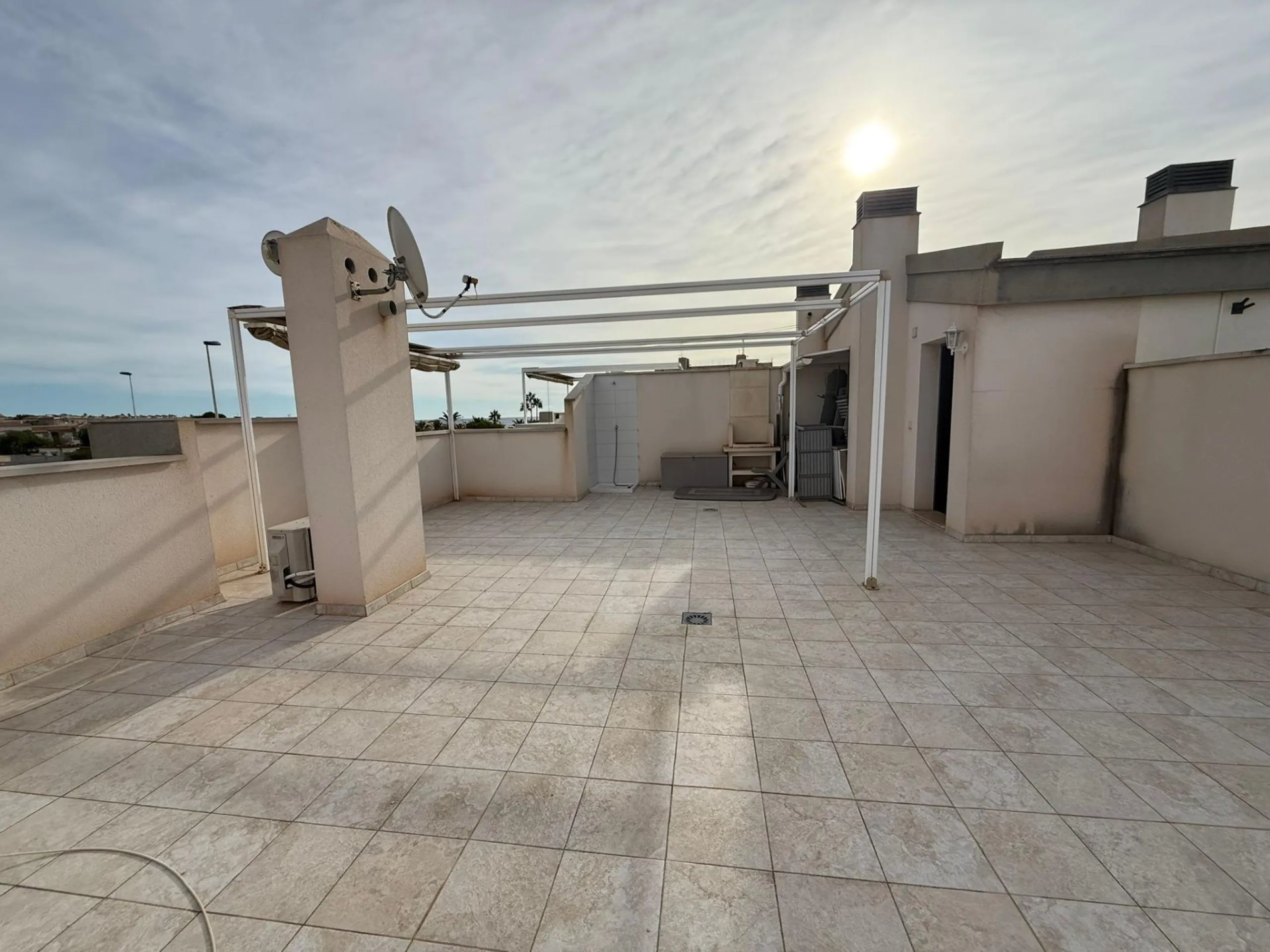 Bungalow en Aguas Nuevas de 2 dormitorios con piscina parking y solárium privado