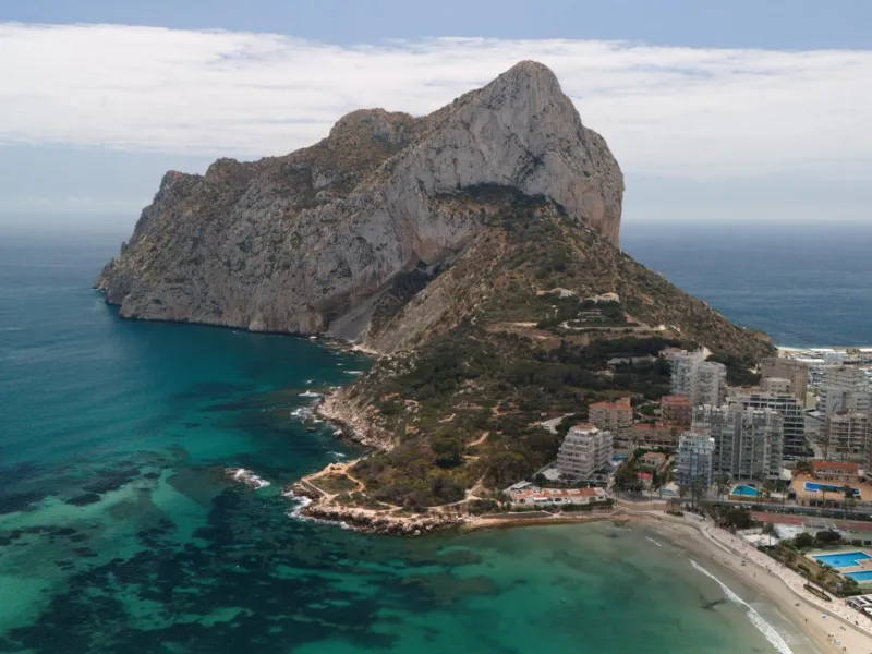 Parcela Exclusiva con Vistas Panorámicas al Mar en Les Bassetes