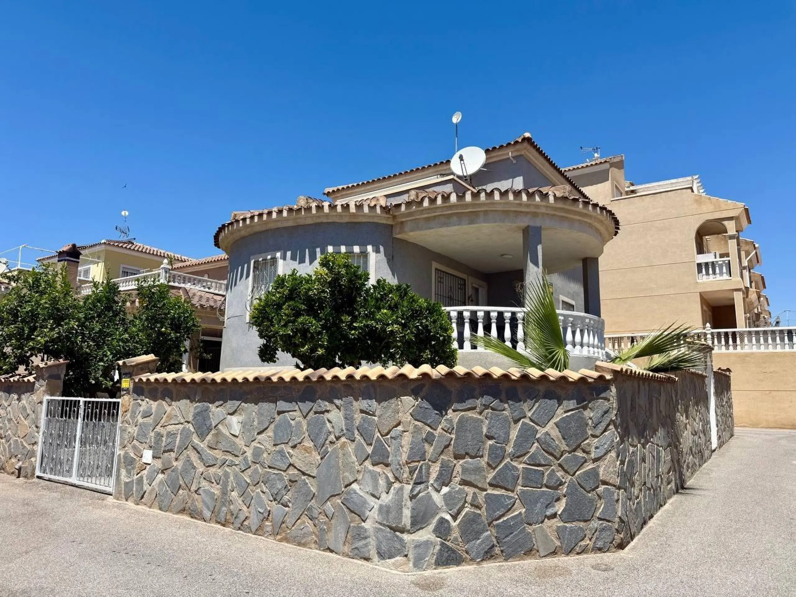 BEAUTIFUL VILLA IN PLAYA FLAMENCA WITH 191M2 OF HOUSE. 4 BEDROOMS. 3 BATHROOMS. WITH GARAGE AND COMMUNITY POOL.