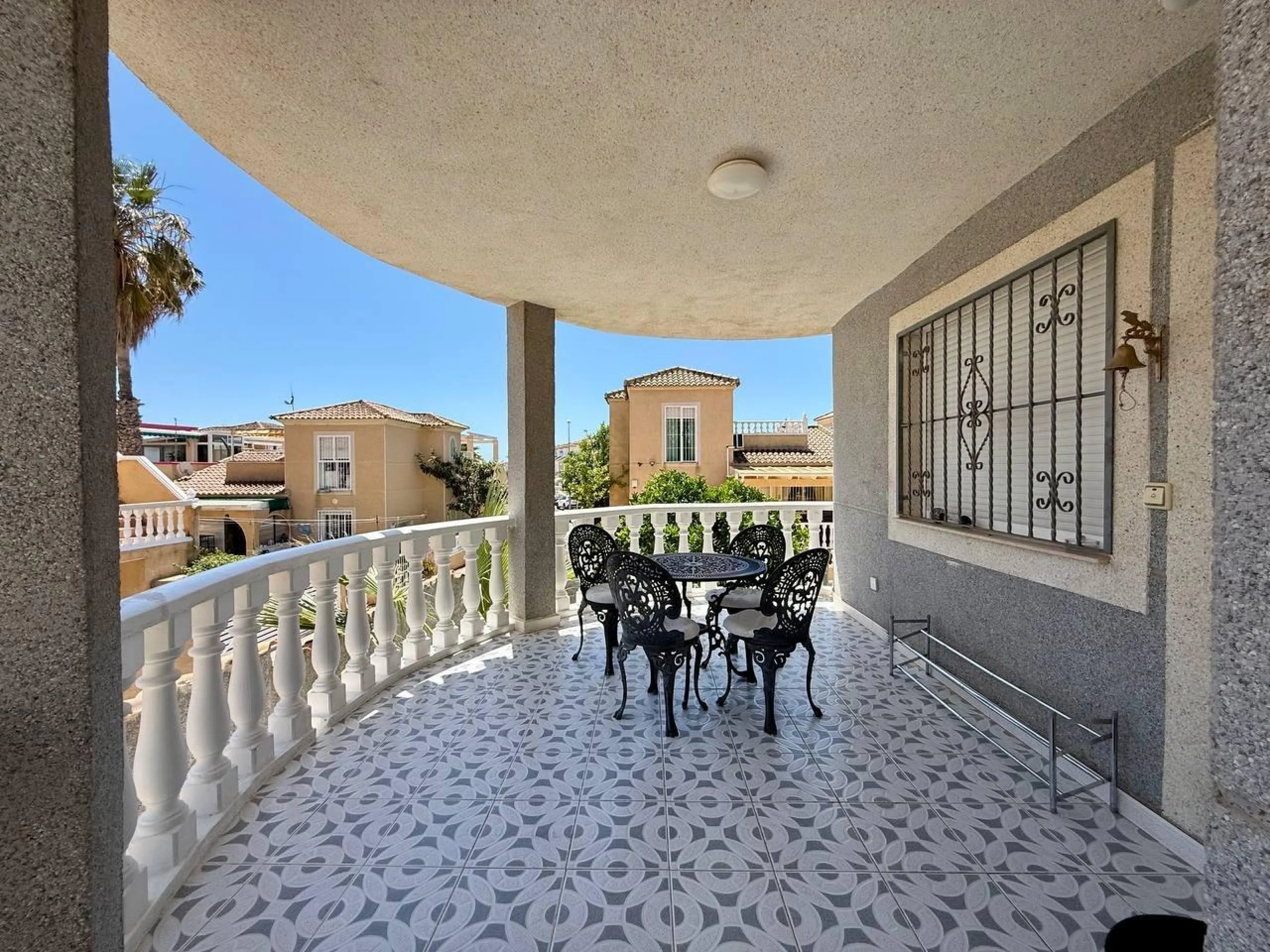 BEAUTIFUL VILLA IN PLAYA FLAMENCA WITH 191M2 OF HOUSE. 4 BEDROOMS. 3 BATHROOMS. WITH GARAGE AND COMMUNITY POOL.