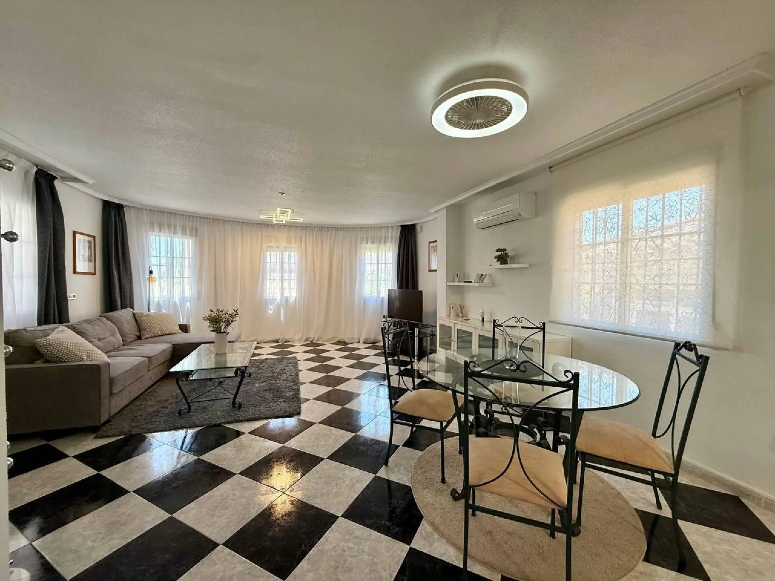 BEAUTIFUL VILLA IN PLAYA FLAMENCA WITH 191M2 OF HOUSE. 4 BEDROOMS. 3 BATHROOMS. WITH GARAGE AND COMMUNITY POOL.