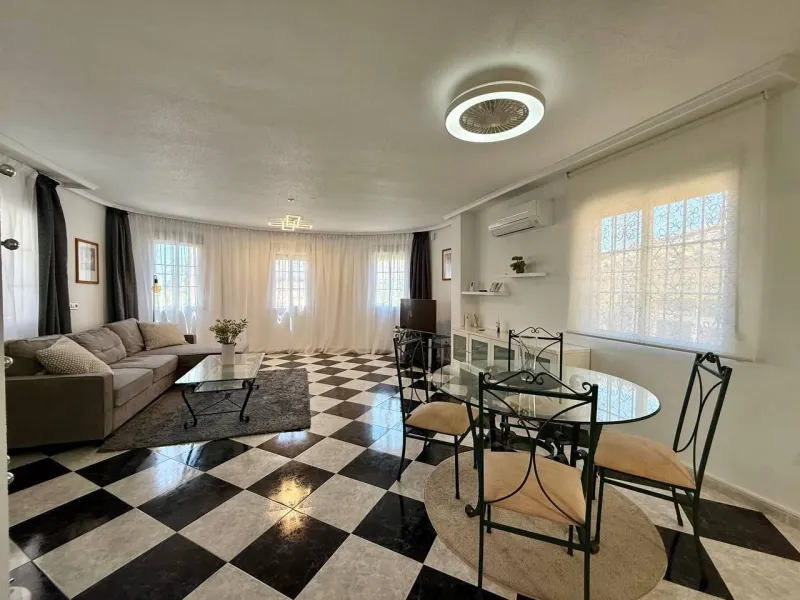 BEAUTIFUL VILLA IN PLAYA FLAMENCA WITH 191M2 OF HOUSE. 4 BEDROOMS. 3 BATHROOMS. WITH GARAGE AND COMMUNITY POOL.