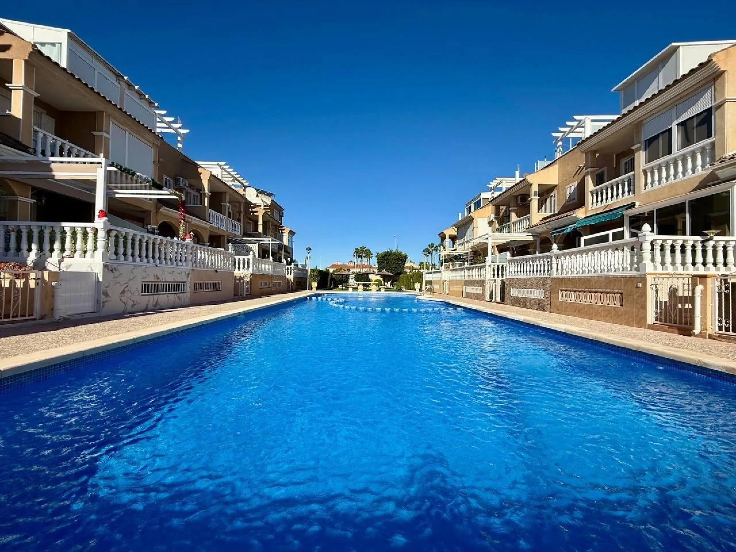 BEAUTIFUL VILLA IN PLAYA FLAMENCA WITH 191M2 OF HOUSE. 4 BEDROOMS. 3 BATHROOMS. WITH GARAGE AND COMMUNITY POOL.
