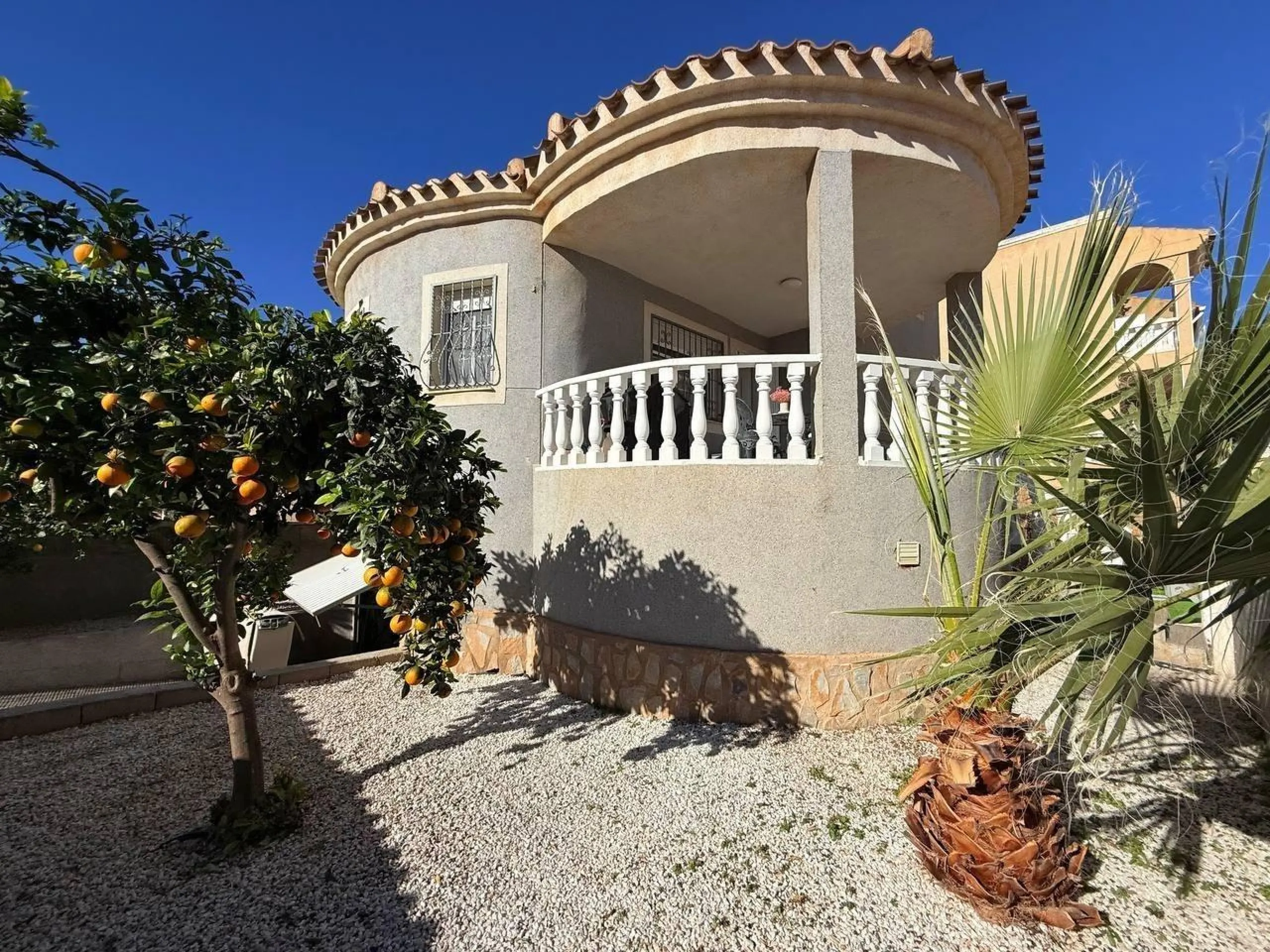 BEAUTIFUL VILLA IN PLAYA FLAMENCA WITH 191M2 OF HOUSE. 4 BEDROOMS. 3 BATHROOMS. WITH GARAGE AND COMMUNITY POOL.