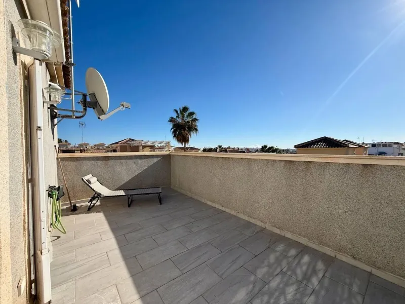 BEAUTIFUL VILLA IN PLAYA FLAMENCA WITH 191M2 OF HOUSE. 4 BEDROOMS. 3 BATHROOMS. WITH GARAGE AND COMMUNITY POOL.