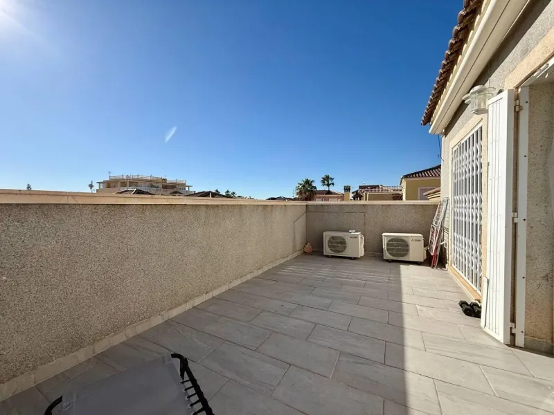 BEAUTIFUL VILLA IN PLAYA FLAMENCA WITH 191M2 OF HOUSE. 4 BEDROOMS. 3 BATHROOMS. WITH GARAGE AND COMMUNITY POOL.