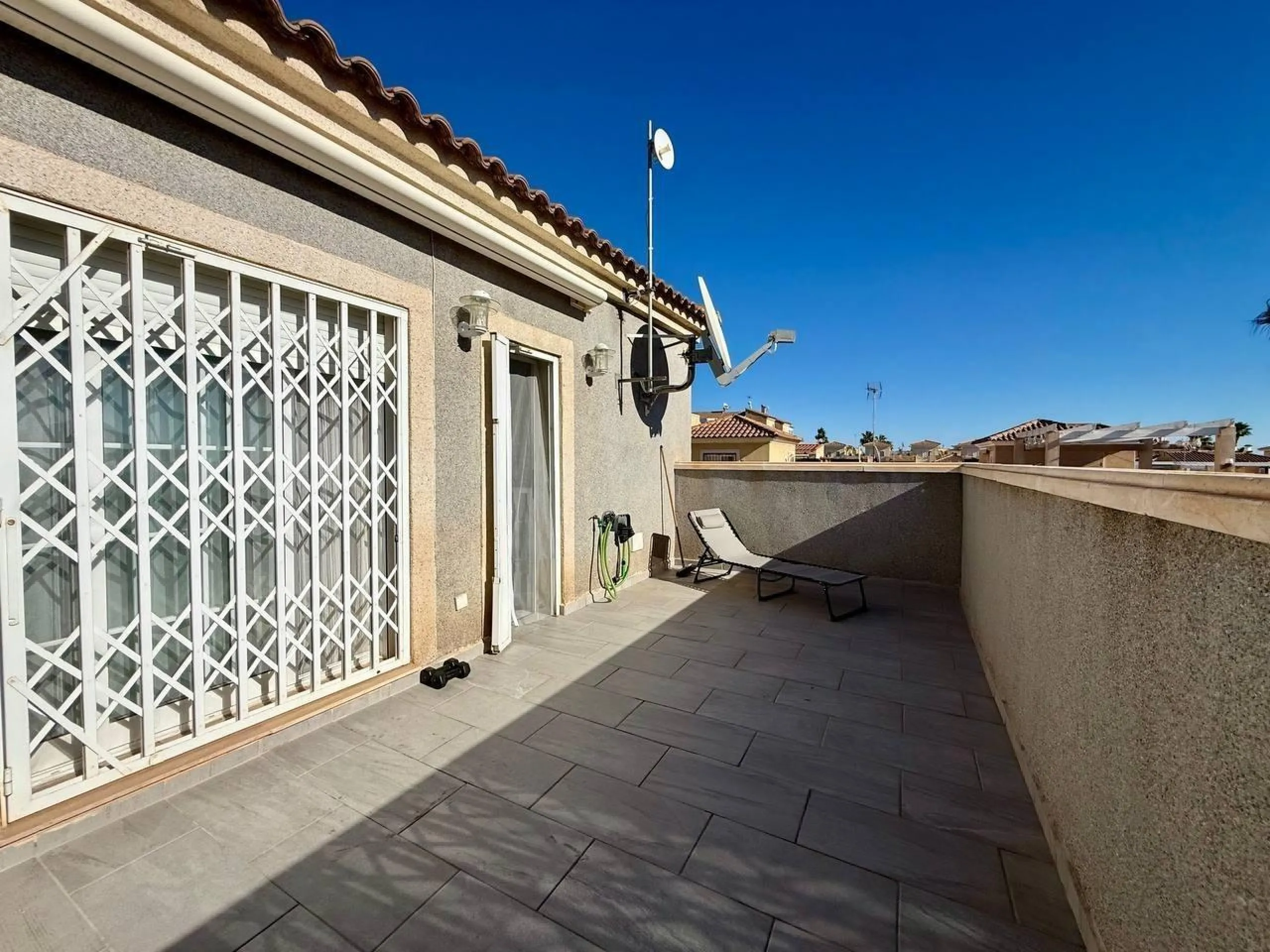 BEAUTIFUL VILLA IN PLAYA FLAMENCA WITH 191M2 OF HOUSE. 4 BEDROOMS. 3 BATHROOMS. WITH GARAGE AND COMMUNITY POOL.