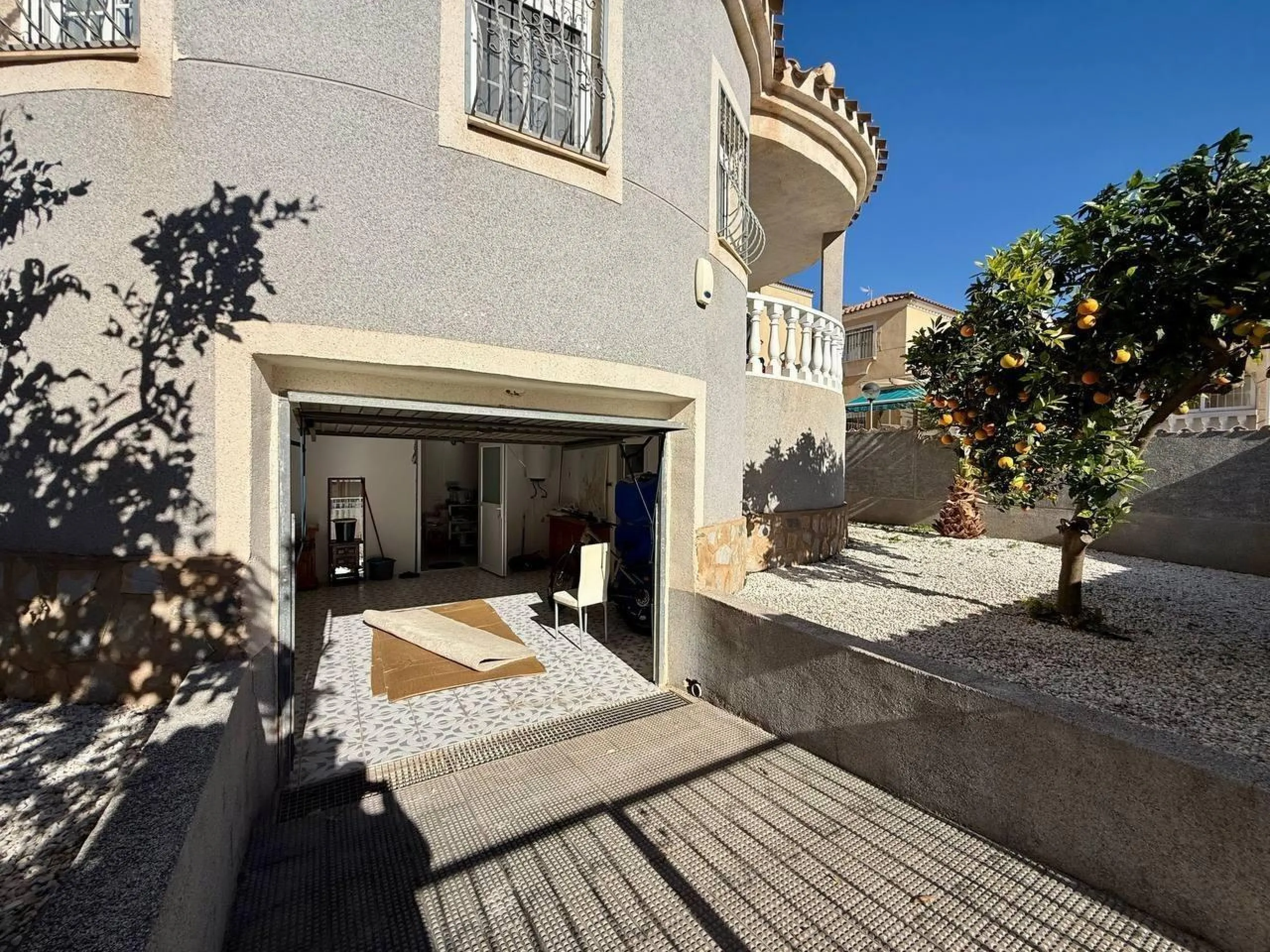 BEAUTIFUL VILLA IN PLAYA FLAMENCA WITH 191M2 OF HOUSE. 4 BEDROOMS. 3 BATHROOMS. WITH GARAGE AND COMMUNITY POOL.