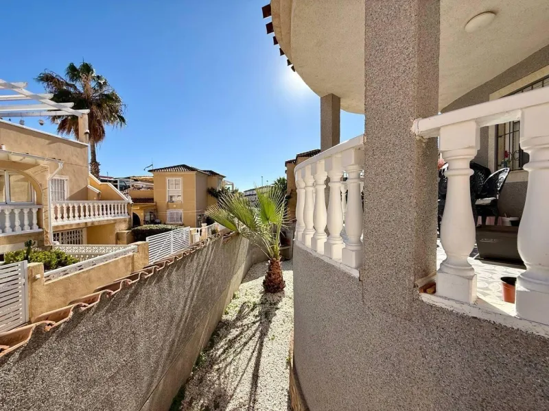 BEAUTIFUL VILLA IN PLAYA FLAMENCA WITH 191M2 OF HOUSE. 4 BEDROOMS. 3 BATHROOMS. WITH GARAGE AND COMMUNITY POOL.