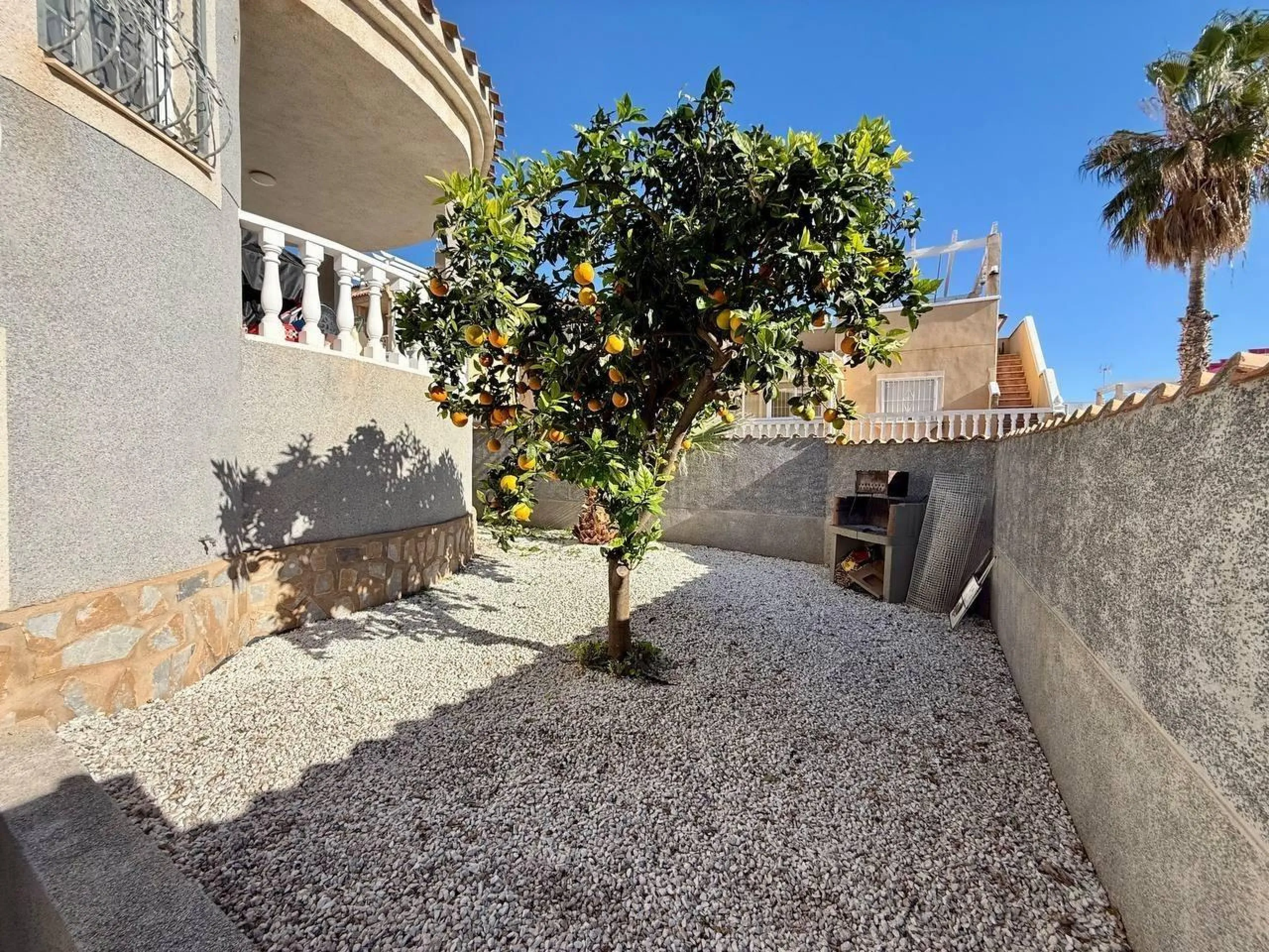 BEAUTIFUL VILLA IN PLAYA FLAMENCA WITH 191M2 OF HOUSE. 4 BEDROOMS. 3 BATHROOMS. WITH GARAGE AND COMMUNITY POOL.