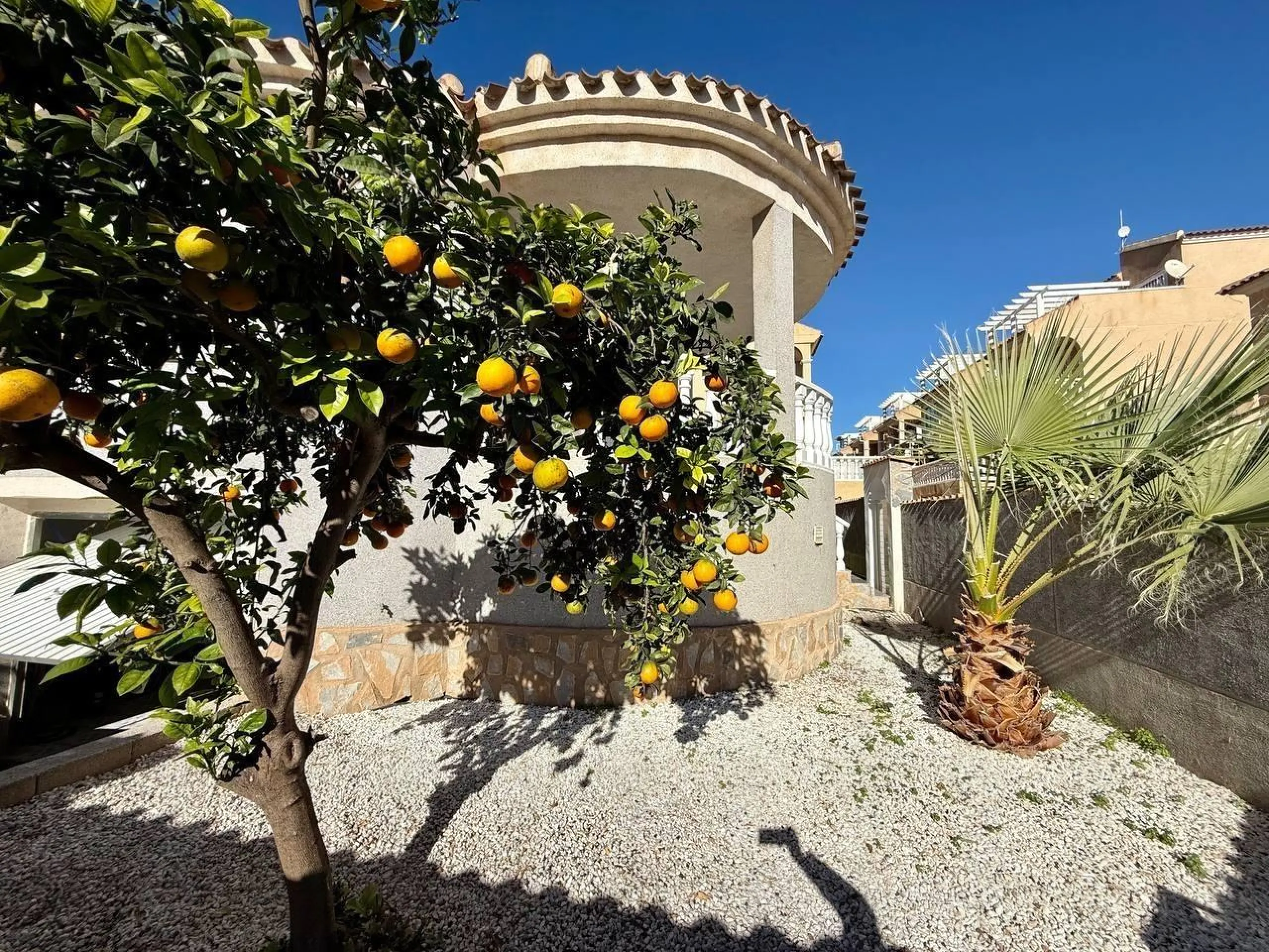 BEAUTIFUL VILLA IN PLAYA FLAMENCA WITH 191M2 OF HOUSE. 4 BEDROOMS. 3 BATHROOMS. WITH GARAGE AND COMMUNITY POOL.
