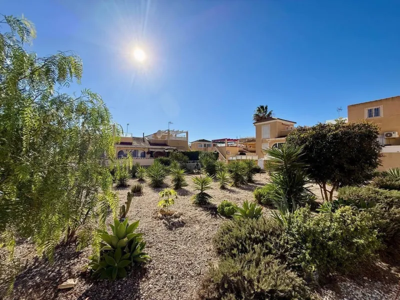 BEAUTIFUL VILLA IN PLAYA FLAMENCA WITH 191M2 OF HOUSE. 4 BEDROOMS. 3 BATHROOMS. WITH GARAGE AND COMMUNITY POOL.
