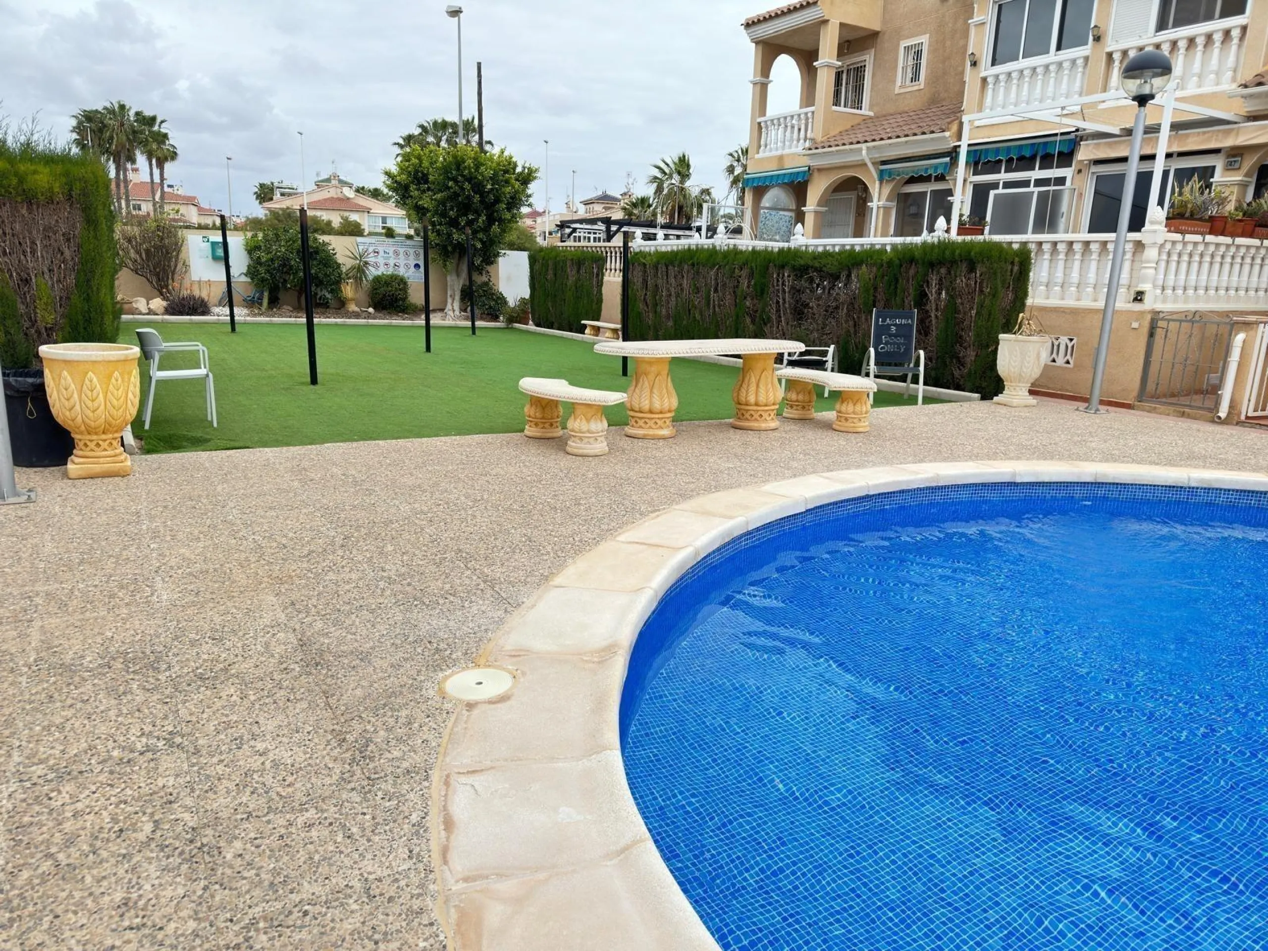 BEAUTIFUL VILLA IN PLAYA FLAMENCA WITH 191M2 OF HOUSE. 4 BEDROOMS. 3 BATHROOMS. WITH GARAGE AND COMMUNITY POOL.