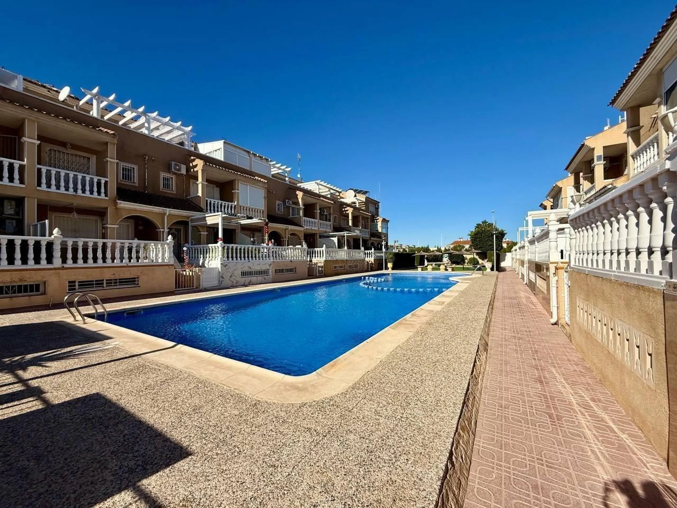 BEAUTIFUL VILLA IN PLAYA FLAMENCA WITH 191M2 OF HOUSE. 4 BEDROOMS. 3 BATHROOMS. WITH GARAGE AND COMMUNITY POOL.