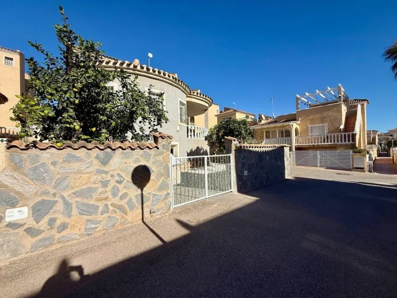 BEAUTIFUL VILLA IN PLAYA FLAMENCA WITH 191M2 OF HOUSE. 4 BEDROOMS. 3 BATHROOMS. WITH GARAGE AND COMMUNITY POOL.