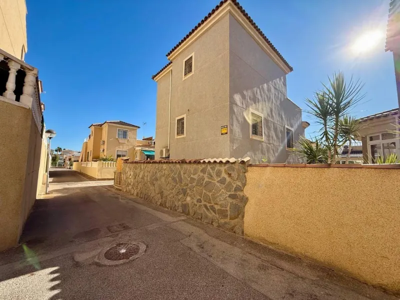 BEAUTIFUL VILLA IN PLAYA FLAMENCA WITH 191M2 OF HOUSE. 4 BEDROOMS. 3 BATHROOMS. WITH GARAGE AND COMMUNITY POOL.