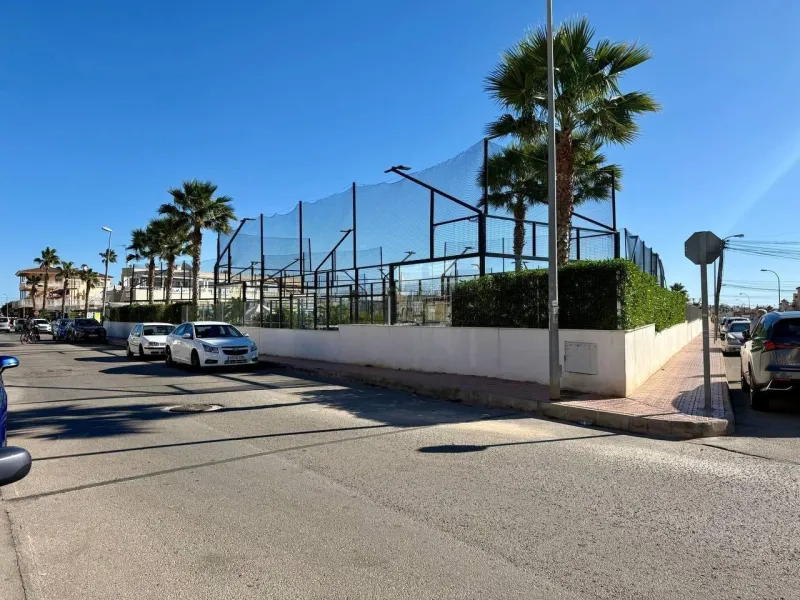 BEAUTIFUL VILLA IN PLAYA FLAMENCA WITH 191M2 OF HOUSE. 4 BEDROOMS. 3 BATHROOMS. WITH GARAGE AND COMMUNITY POOL.