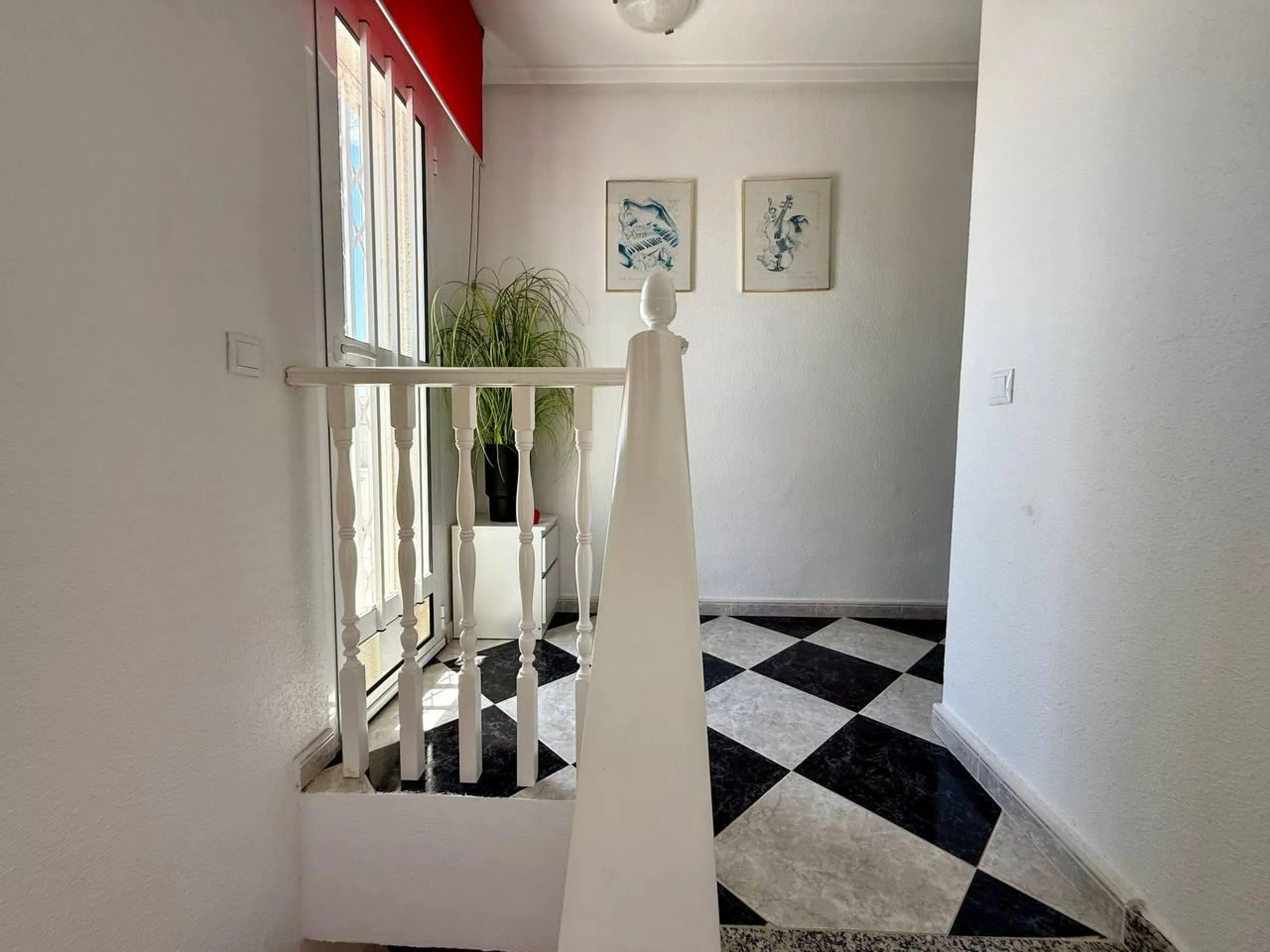 BEAUTIFUL VILLA IN PLAYA FLAMENCA WITH 191M2 OF HOUSE. 4 BEDROOMS. 3 BATHROOMS. WITH GARAGE AND COMMUNITY POOL.