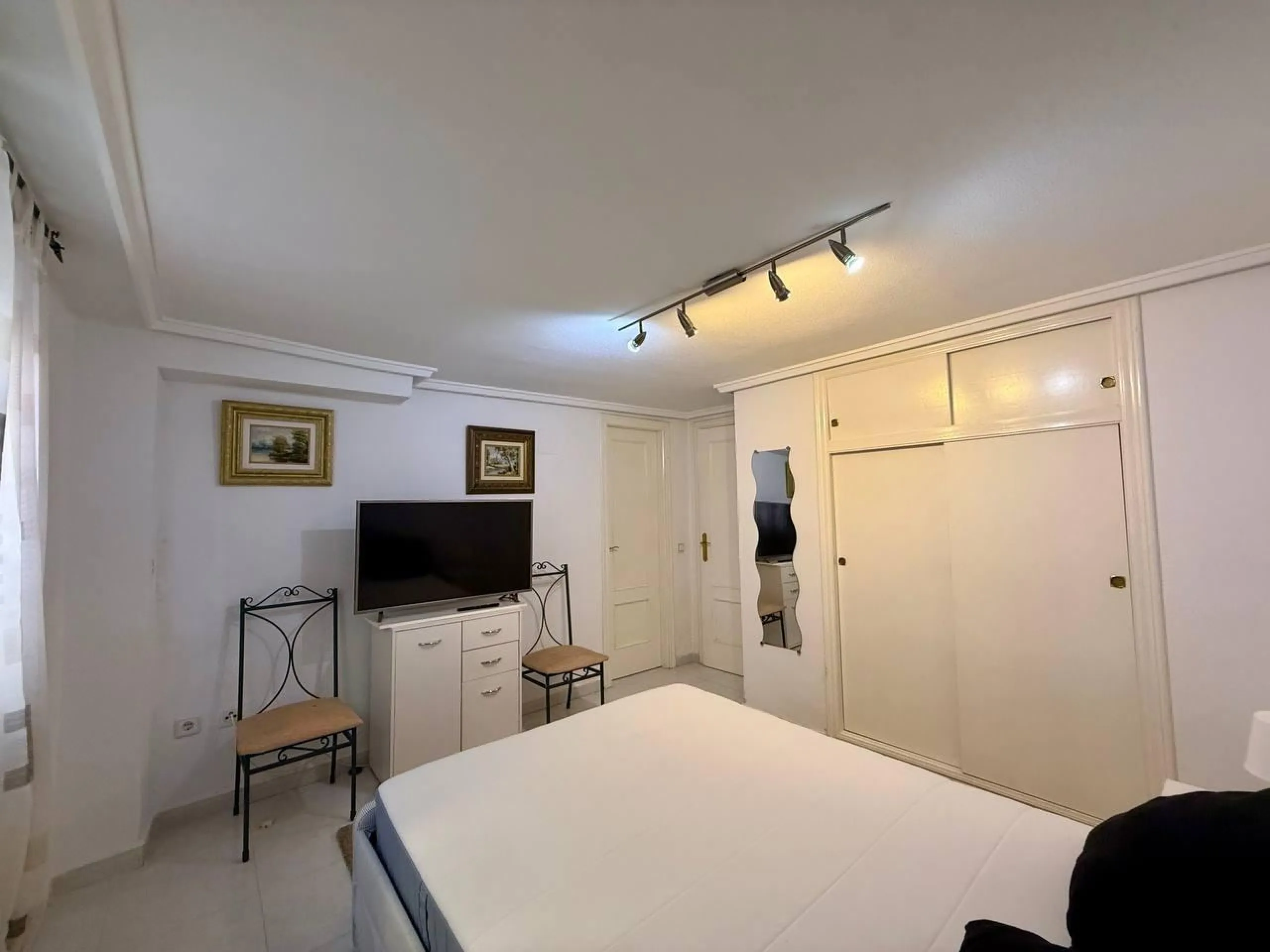 BEAUTIFUL VILLA IN PLAYA FLAMENCA WITH 191M2 OF HOUSE. 4 BEDROOMS. 3 BATHROOMS. WITH GARAGE AND COMMUNITY POOL.