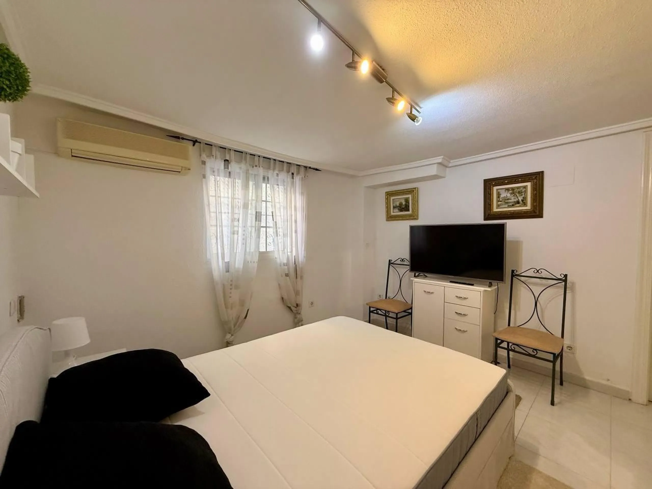 BEAUTIFUL VILLA IN PLAYA FLAMENCA WITH 191M2 OF HOUSE. 4 BEDROOMS. 3 BATHROOMS. WITH GARAGE AND COMMUNITY POOL.