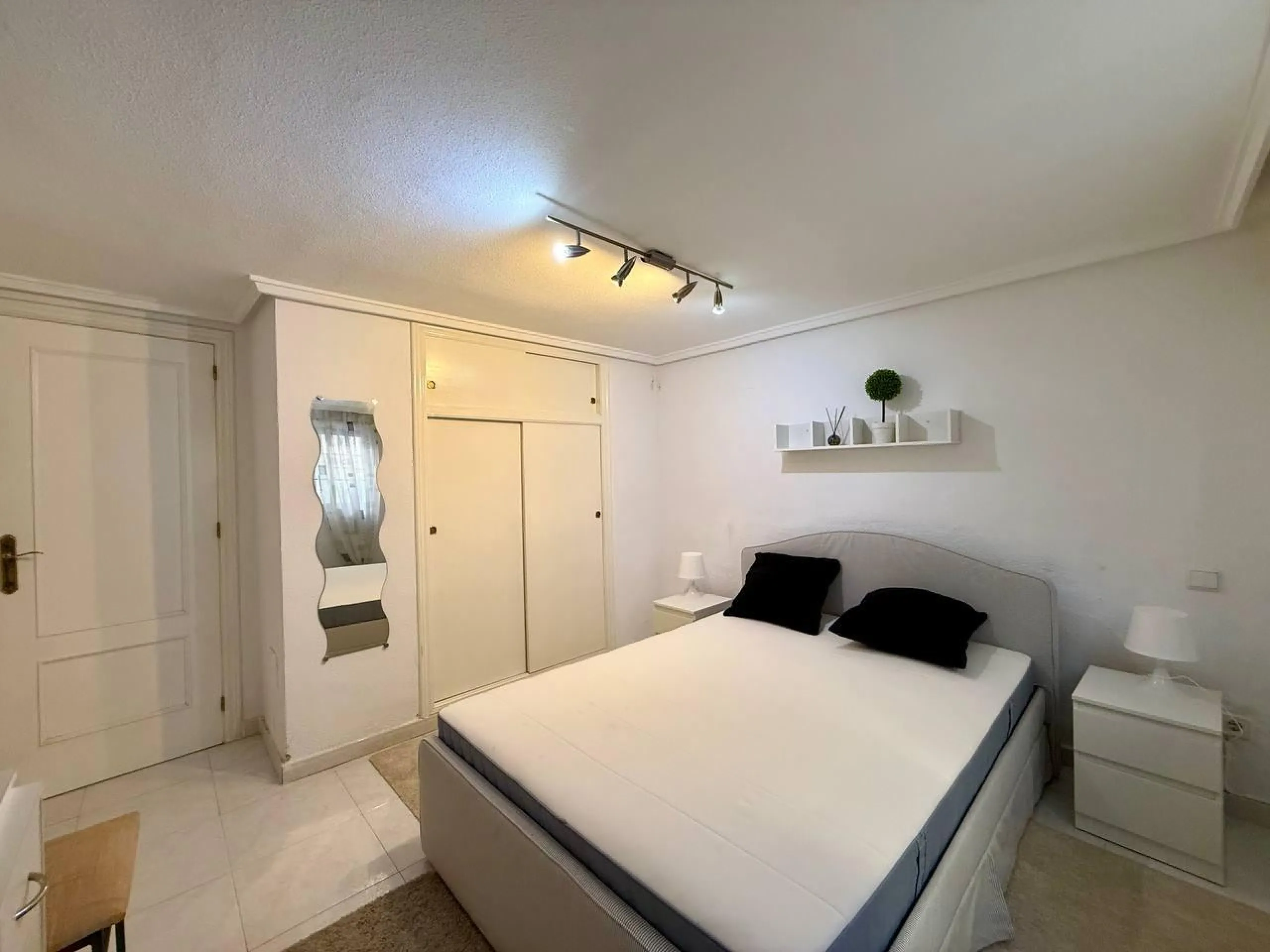 BEAUTIFUL VILLA IN PLAYA FLAMENCA WITH 191M2 OF HOUSE. 4 BEDROOMS. 3 BATHROOMS. WITH GARAGE AND COMMUNITY POOL.