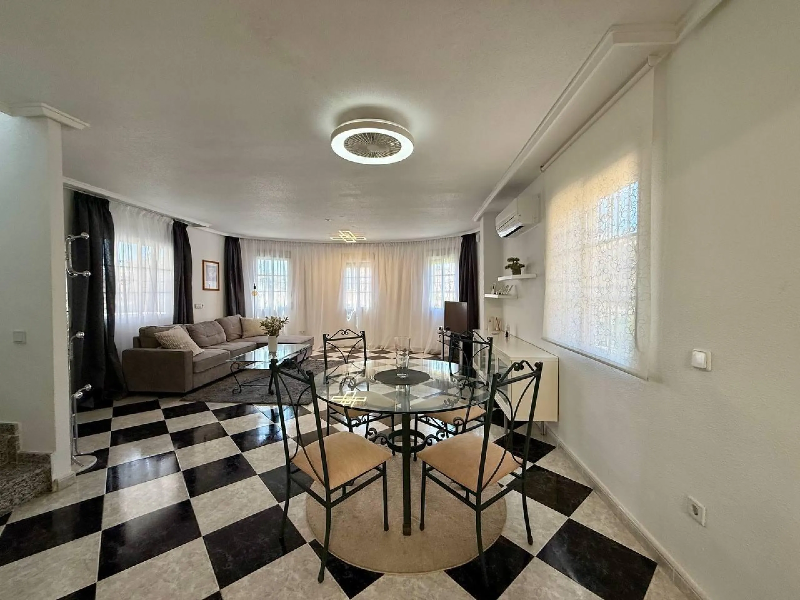 BEAUTIFUL VILLA IN PLAYA FLAMENCA WITH 191M2 OF HOUSE. 4 BEDROOMS. 3 BATHROOMS. WITH GARAGE AND COMMUNITY POOL.