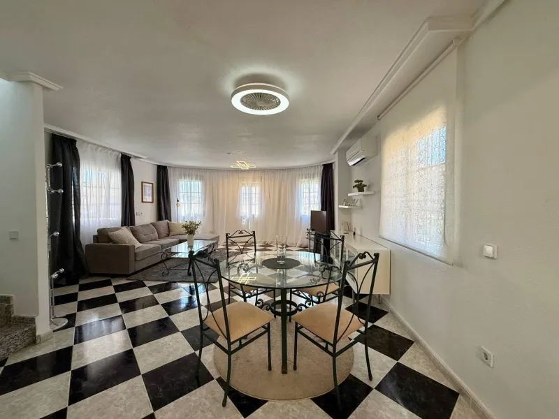 BEAUTIFUL VILLA IN PLAYA FLAMENCA WITH 191M2 OF HOUSE. 4 BEDROOMS. 3 BATHROOMS. WITH GARAGE AND COMMUNITY POOL.