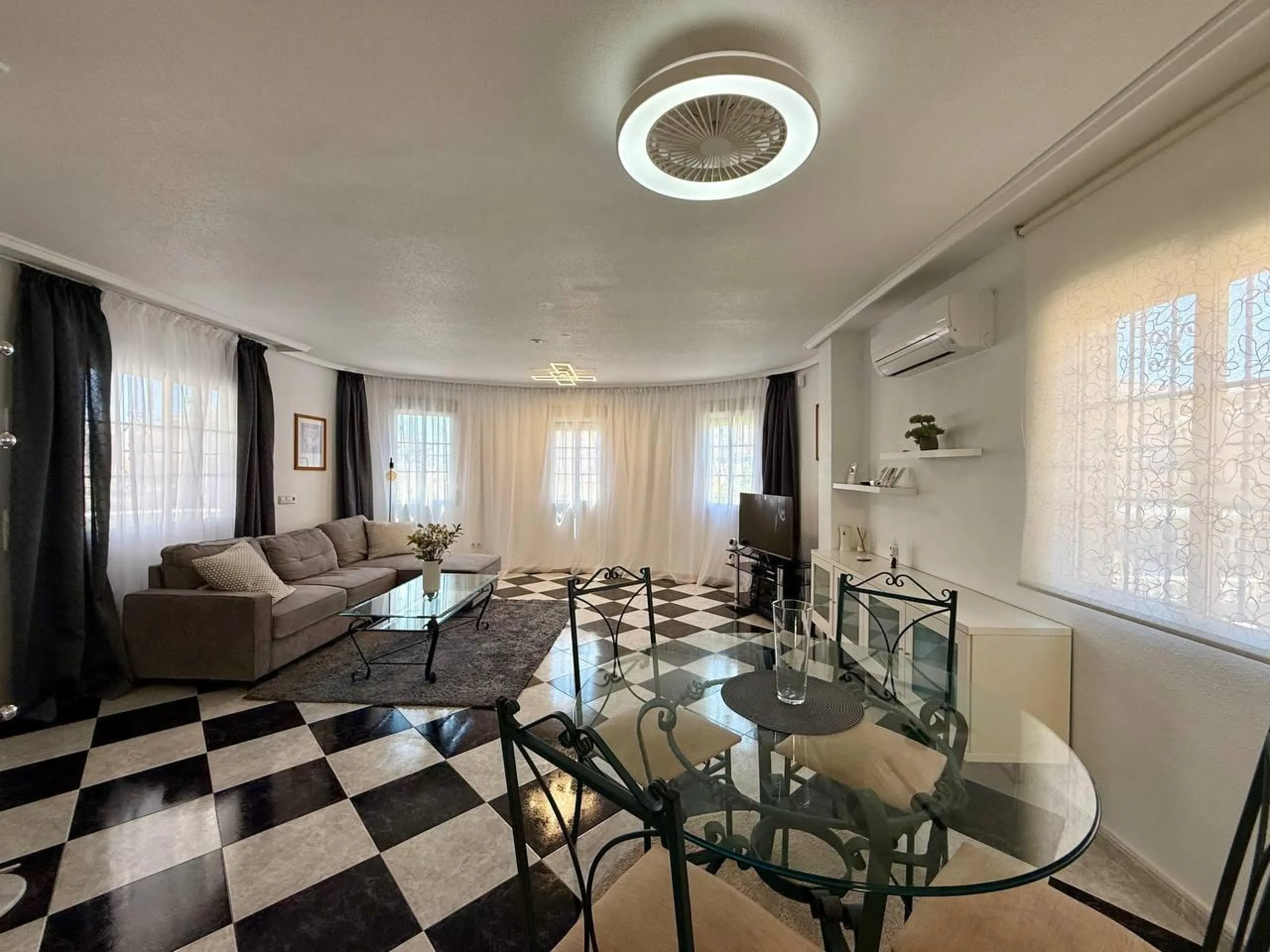 BEAUTIFUL VILLA IN PLAYA FLAMENCA WITH 191M2 OF HOUSE. 4 BEDROOMS. 3 BATHROOMS. WITH GARAGE AND COMMUNITY POOL.