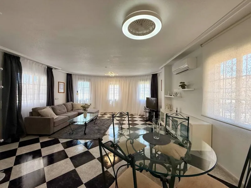 BEAUTIFUL VILLA IN PLAYA FLAMENCA WITH 191M2 OF HOUSE. 4 BEDROOMS. 3 BATHROOMS. WITH GARAGE AND COMMUNITY POOL.