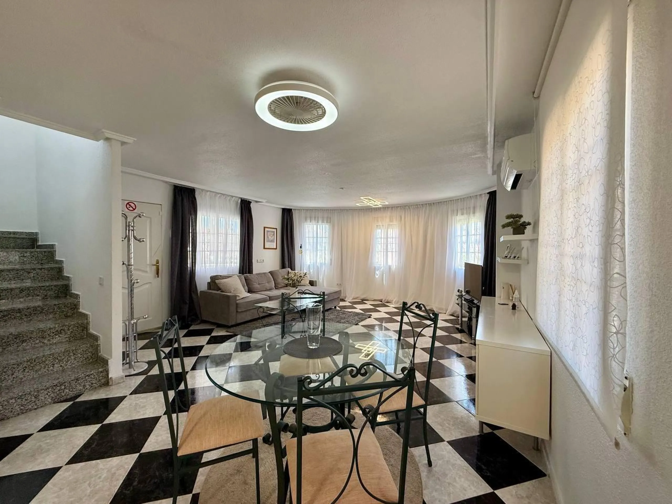 BEAUTIFUL VILLA IN PLAYA FLAMENCA WITH 191M2 OF HOUSE. 4 BEDROOMS. 3 BATHROOMS. WITH GARAGE AND COMMUNITY POOL.