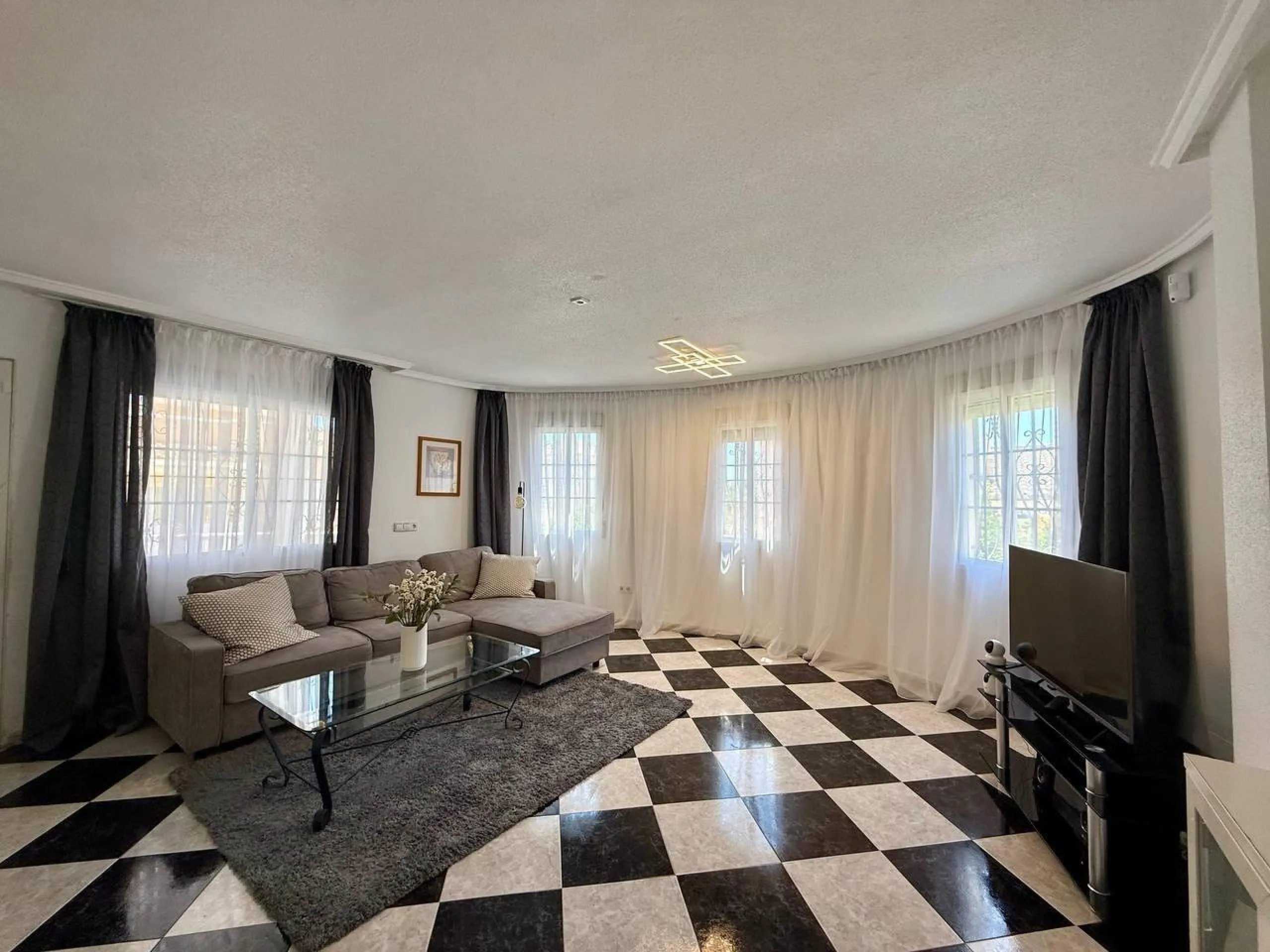 BEAUTIFUL VILLA IN PLAYA FLAMENCA WITH 191M2 OF HOUSE. 4 BEDROOMS. 3 BATHROOMS. WITH GARAGE AND COMMUNITY POOL.