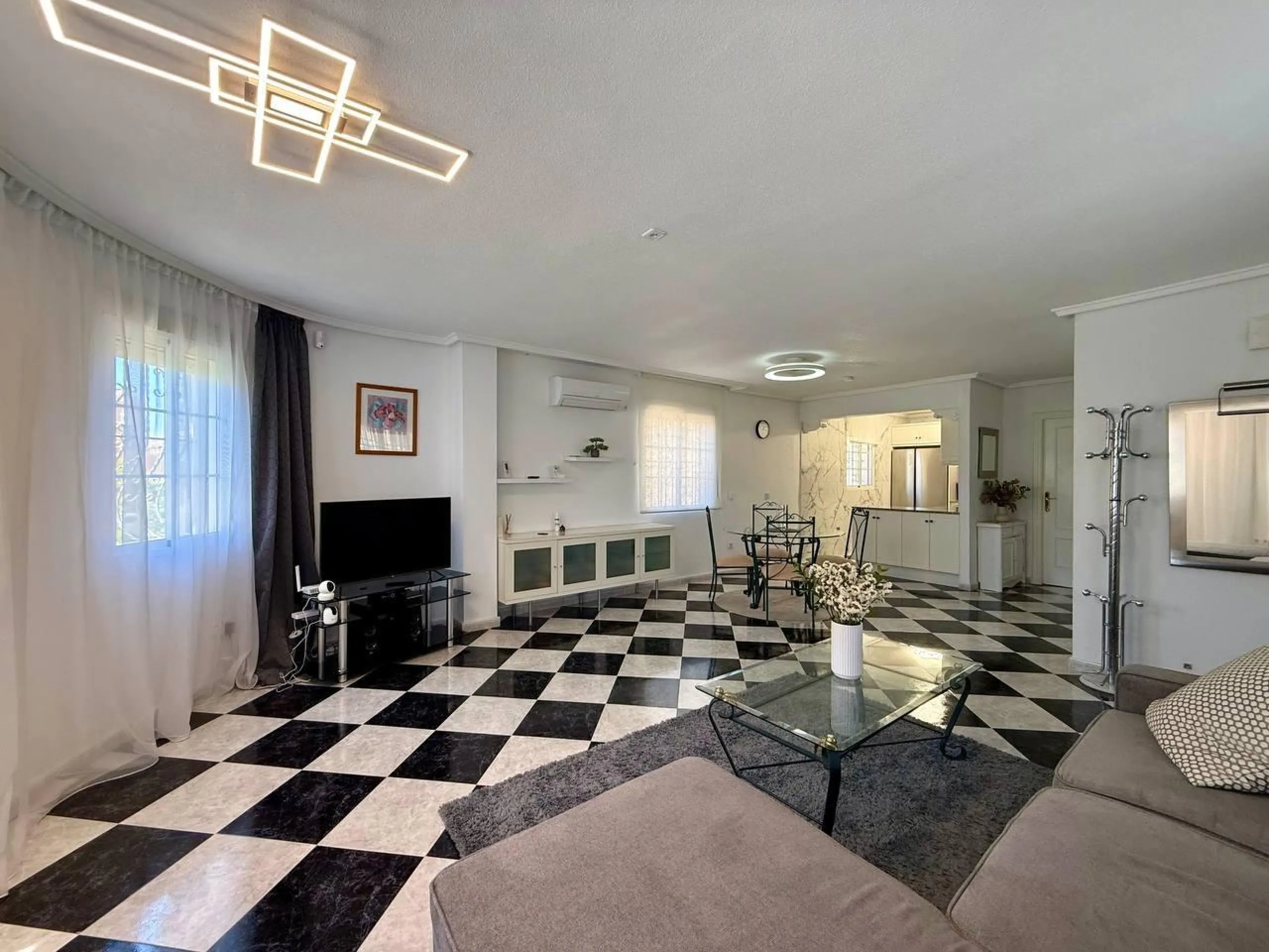 BEAUTIFUL VILLA IN PLAYA FLAMENCA WITH 191M2 OF HOUSE. 4 BEDROOMS. 3 BATHROOMS. WITH GARAGE AND COMMUNITY POOL.