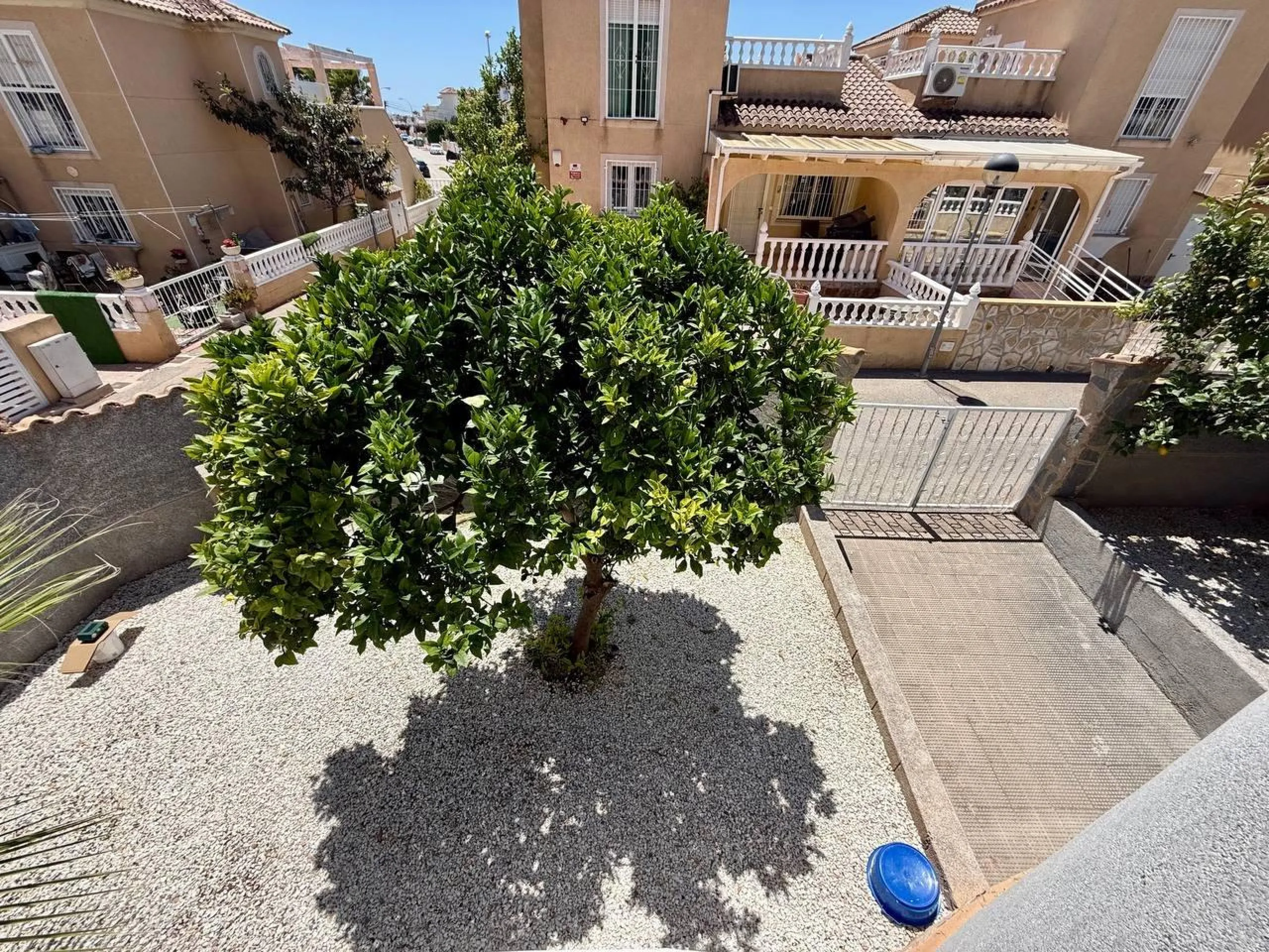 BEAUTIFUL VILLA IN PLAYA FLAMENCA WITH 191M2 OF HOUSE. 4 BEDROOMS. 3 BATHROOMS. WITH GARAGE AND COMMUNITY POOL.