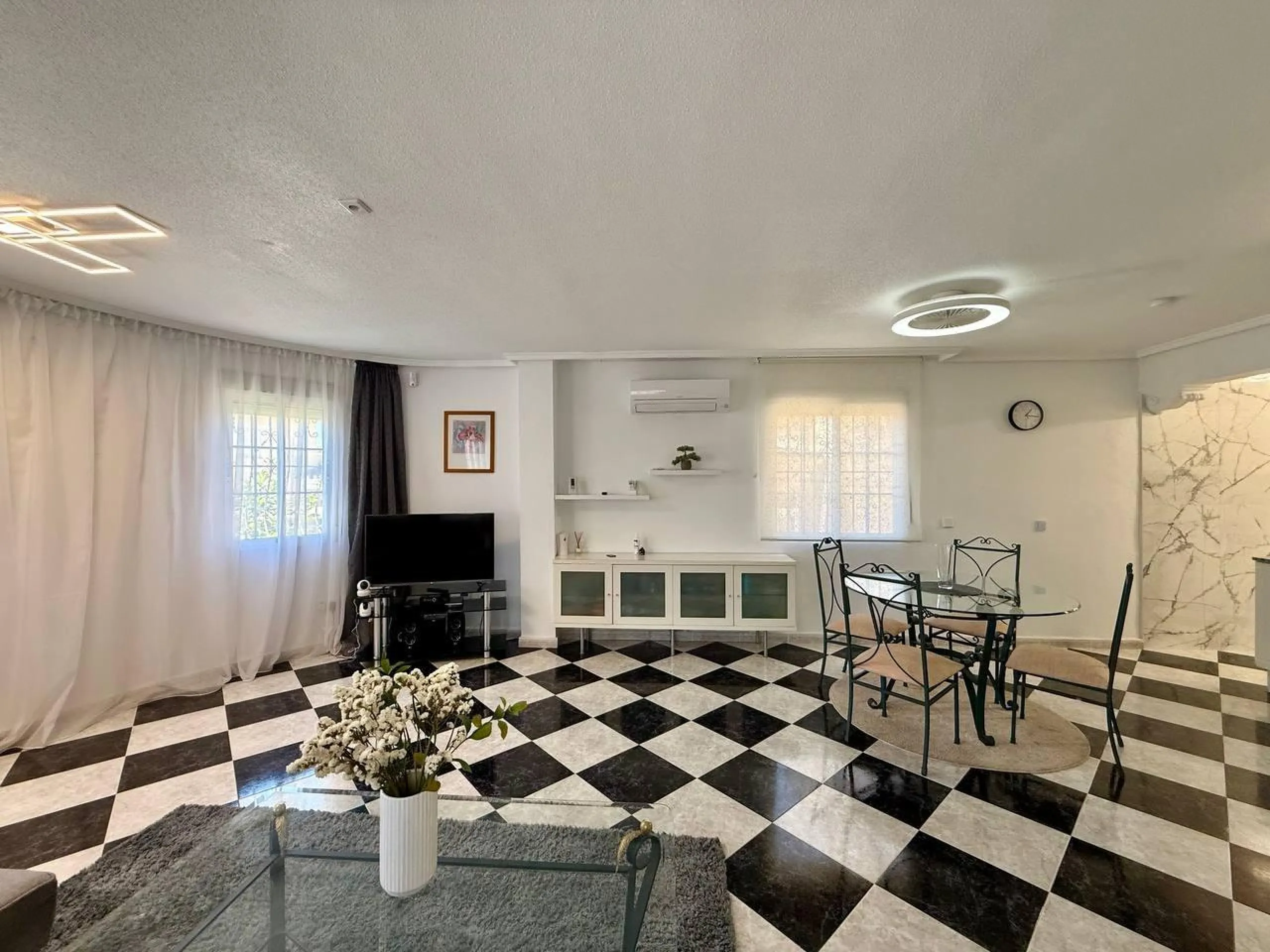 BEAUTIFUL VILLA IN PLAYA FLAMENCA WITH 191M2 OF HOUSE. 4 BEDROOMS. 3 BATHROOMS. WITH GARAGE AND COMMUNITY POOL.