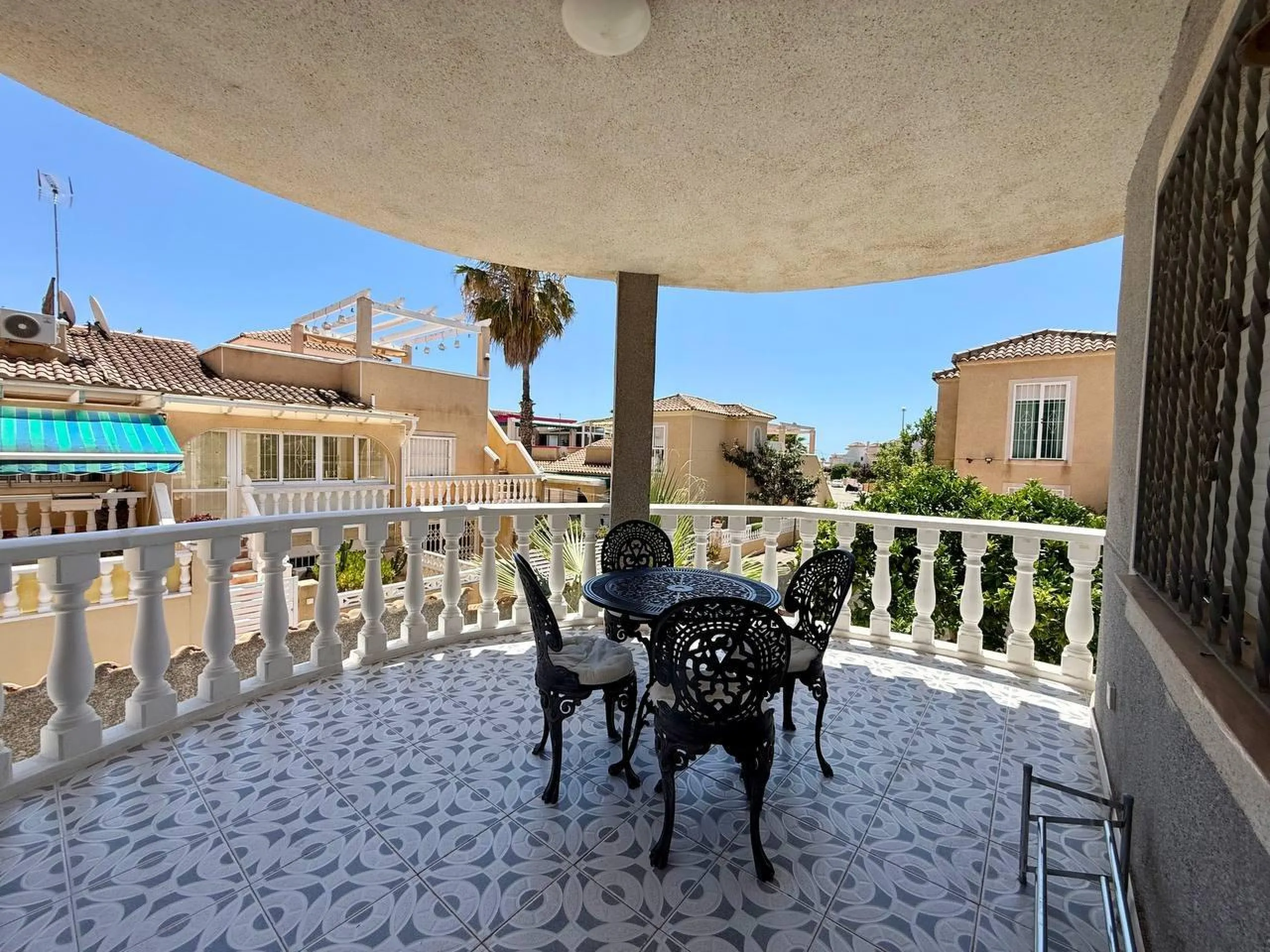 BEAUTIFUL VILLA IN PLAYA FLAMENCA WITH 191M2 OF HOUSE. 4 BEDROOMS. 3 BATHROOMS. WITH GARAGE AND COMMUNITY POOL.