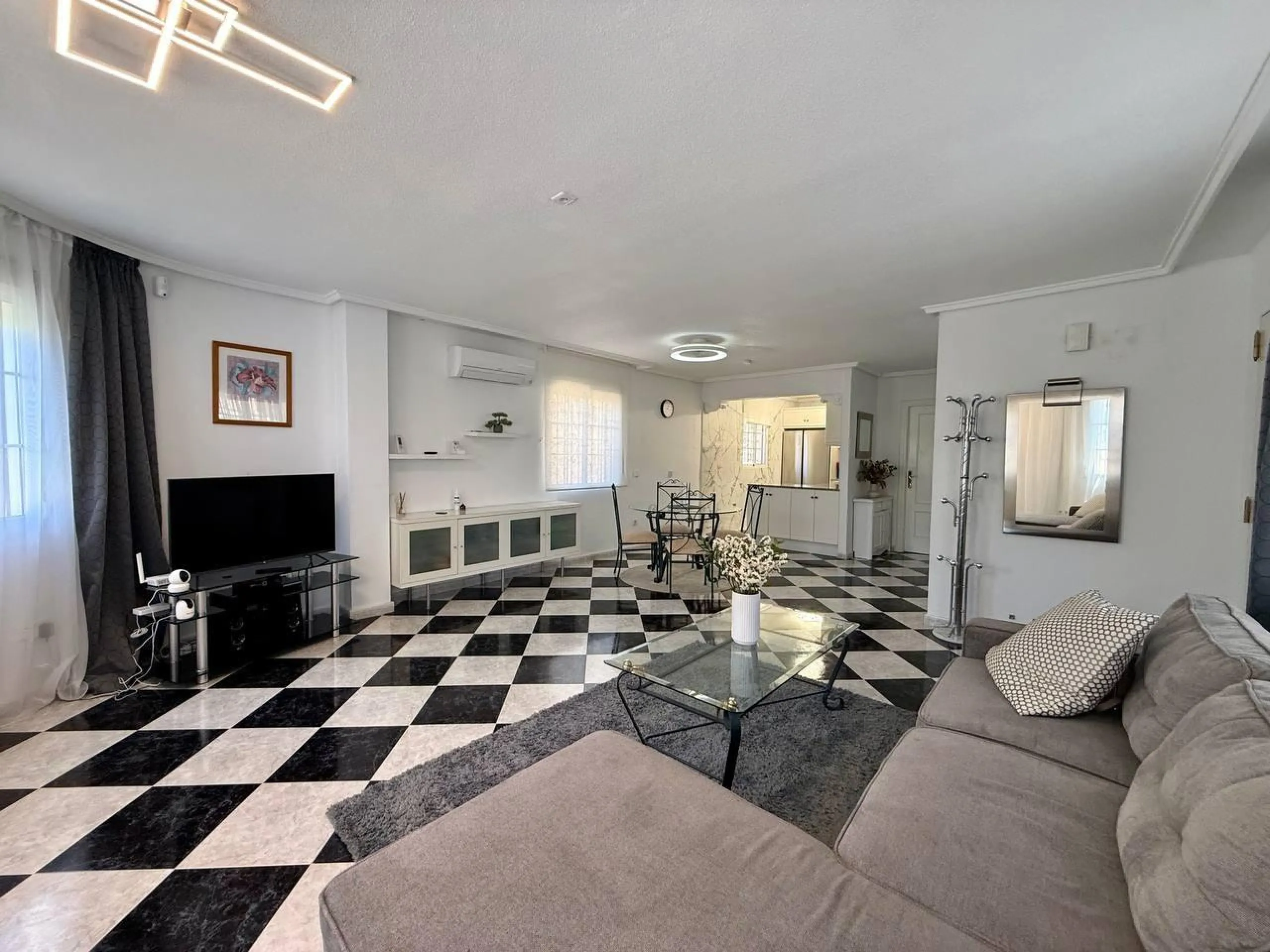 BEAUTIFUL VILLA IN PLAYA FLAMENCA WITH 191M2 OF HOUSE. 4 BEDROOMS. 3 BATHROOMS. WITH GARAGE AND COMMUNITY POOL.