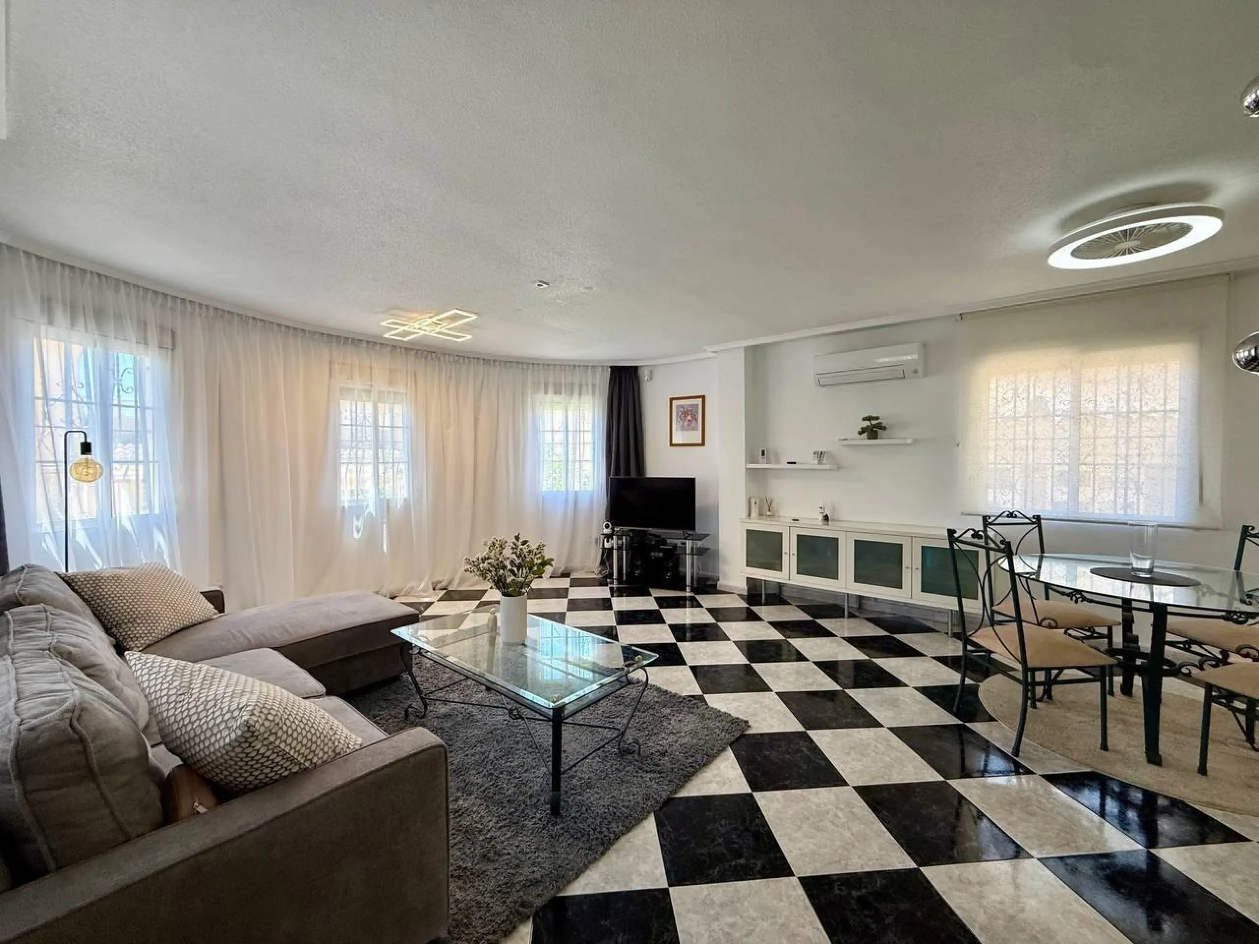 BEAUTIFUL VILLA IN PLAYA FLAMENCA WITH 191M2 OF HOUSE. 4 BEDROOMS. 3 BATHROOMS. WITH GARAGE AND COMMUNITY POOL.