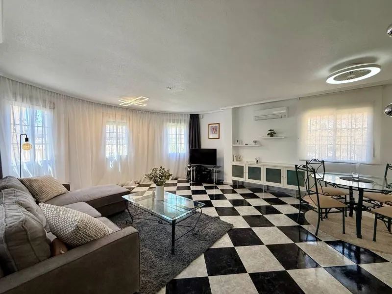 BEAUTIFUL VILLA IN PLAYA FLAMENCA WITH 191M2 OF HOUSE. 4 BEDROOMS. 3 BATHROOMS. WITH GARAGE AND COMMUNITY POOL.