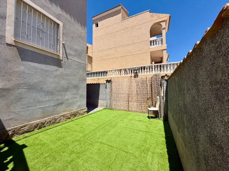BEAUTIFUL VILLA IN PLAYA FLAMENCA WITH 191M2 OF HOUSE. 4 BEDROOMS. 3 BATHROOMS. WITH GARAGE AND COMMUNITY POOL.