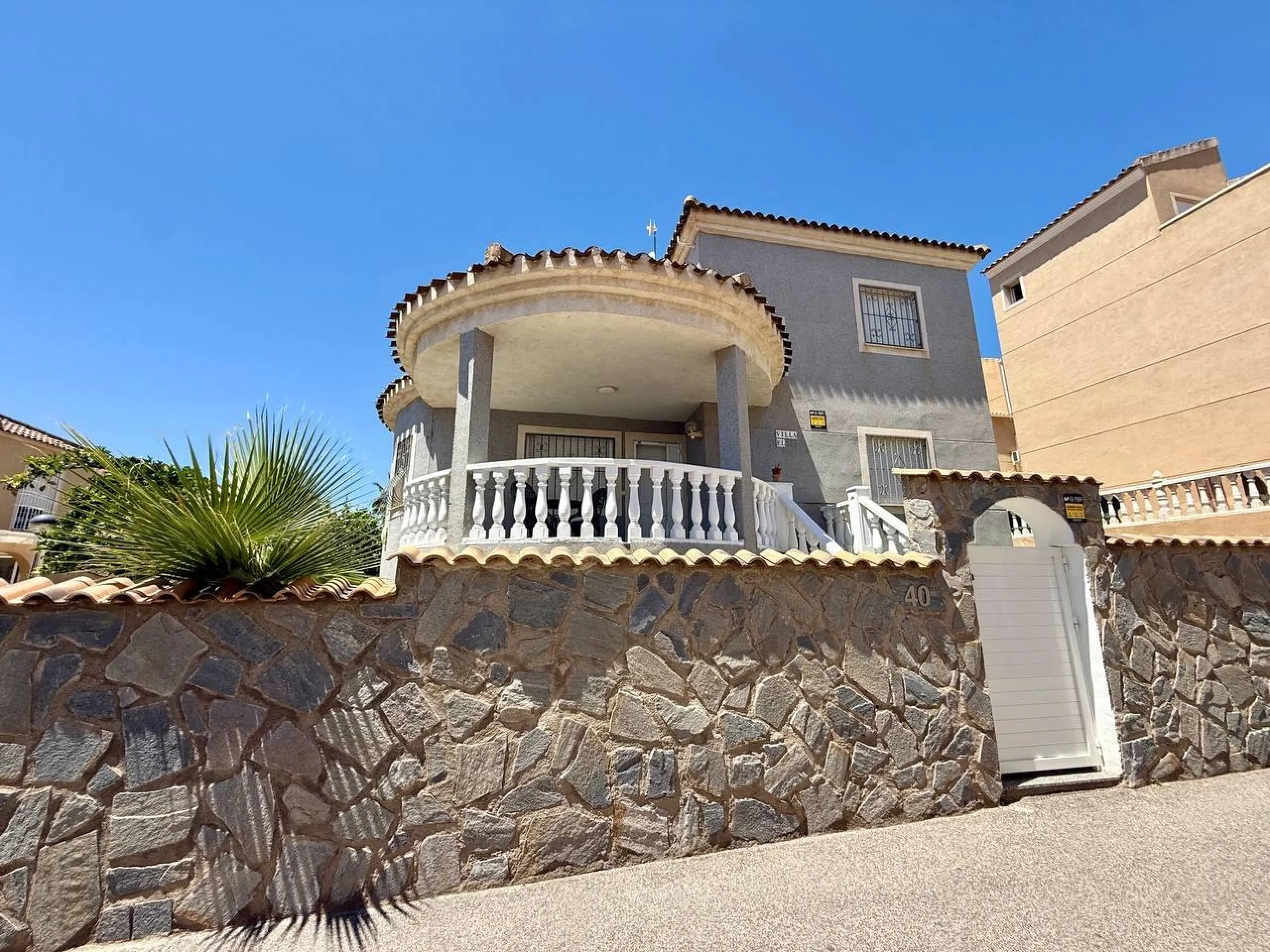 BEAUTIFUL VILLA IN PLAYA FLAMENCA WITH 191M2 OF HOUSE. 4 BEDROOMS. 3 BATHROOMS. WITH GARAGE AND COMMUNITY POOL.